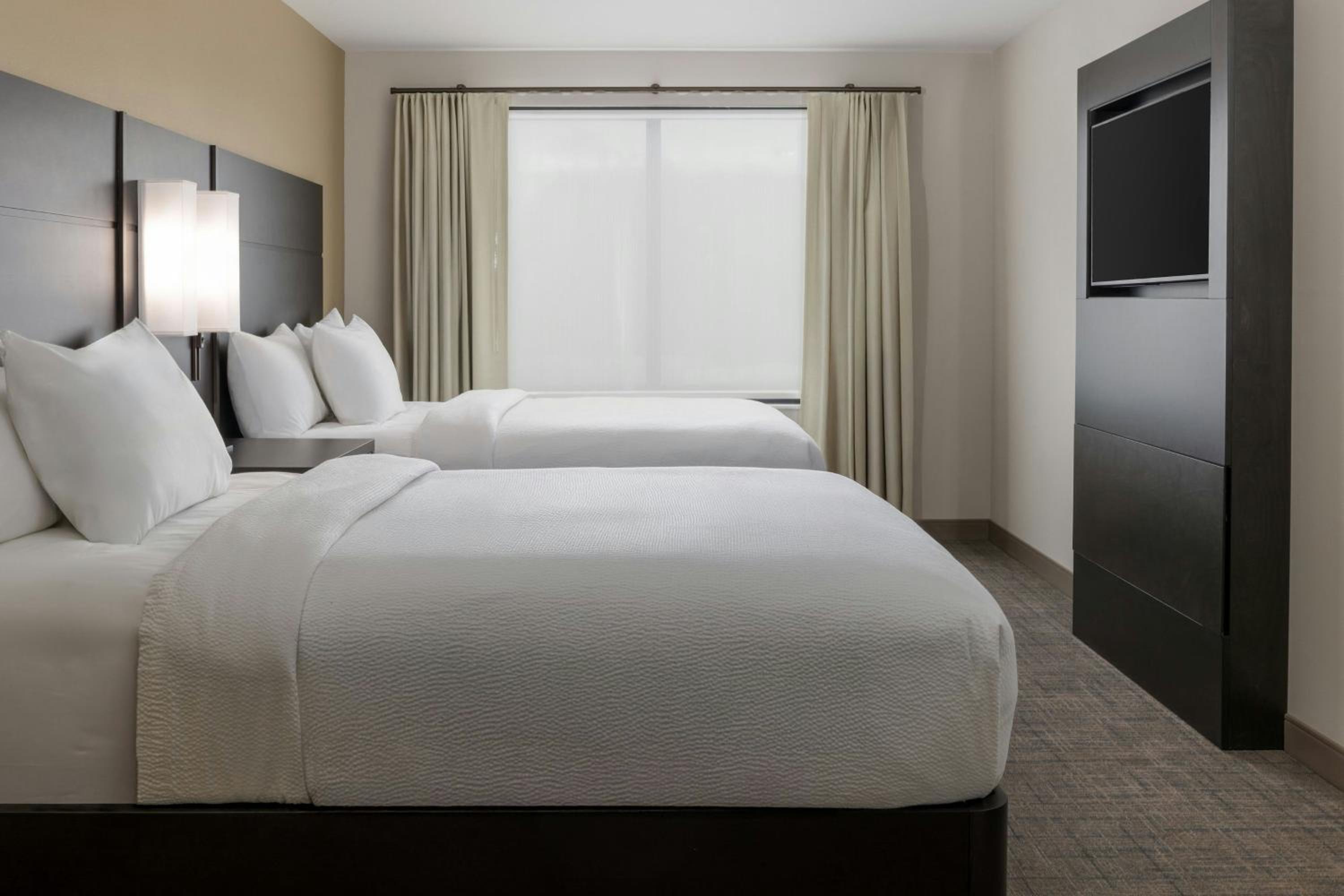 One-Bedroom Queen Suite with Two Queen Beds, Sofa Bed and Adapted Tub – Mobility Accessible photo 2