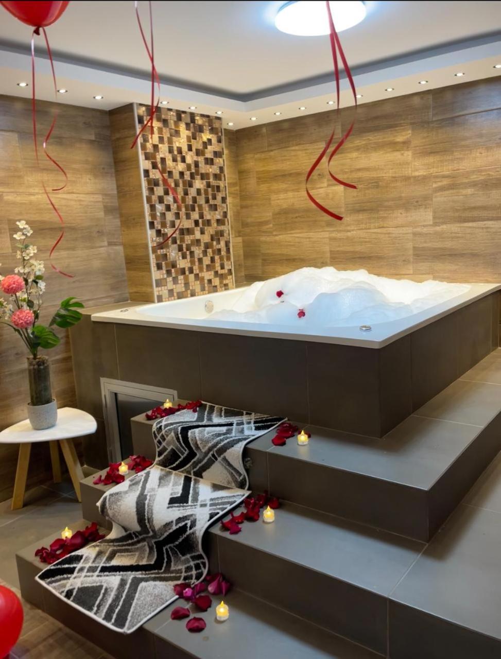 Queen Suite with Spa Bath photo 3