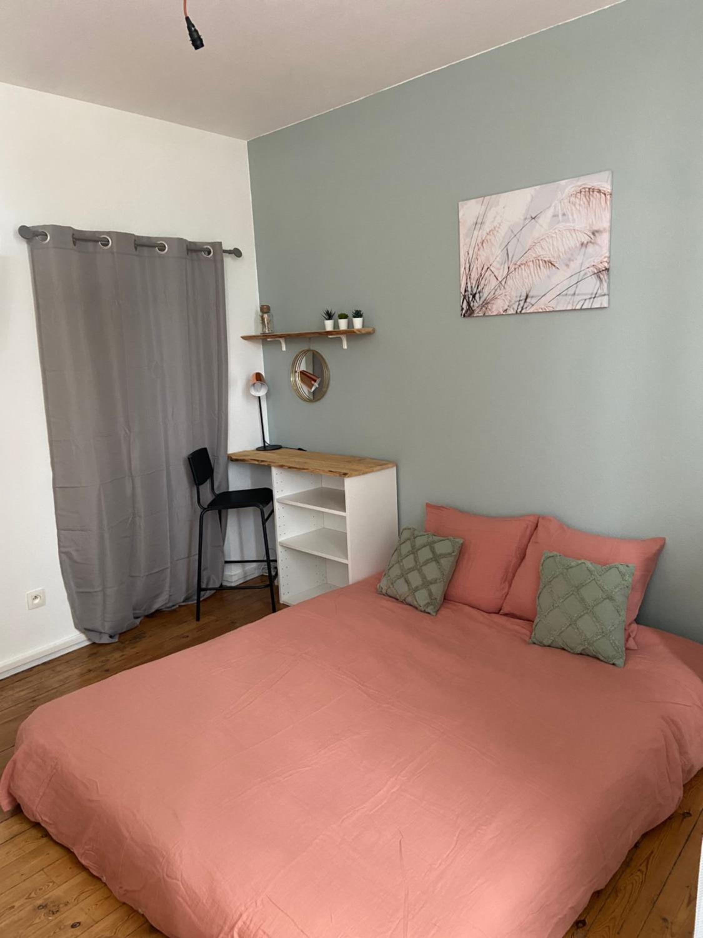 One-Bedroom Apartment photo 1