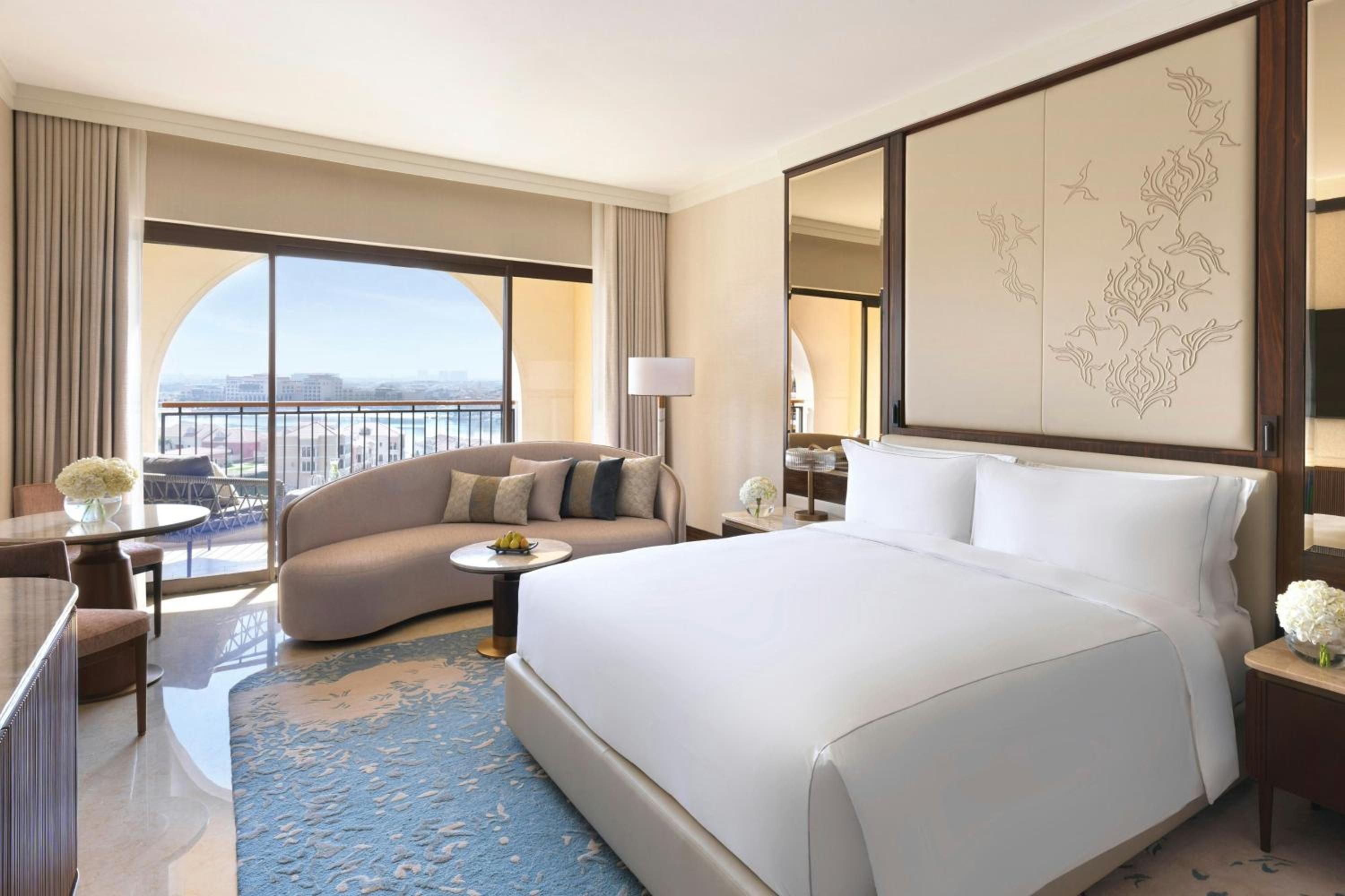 Superior Deluxe King Room photo 3