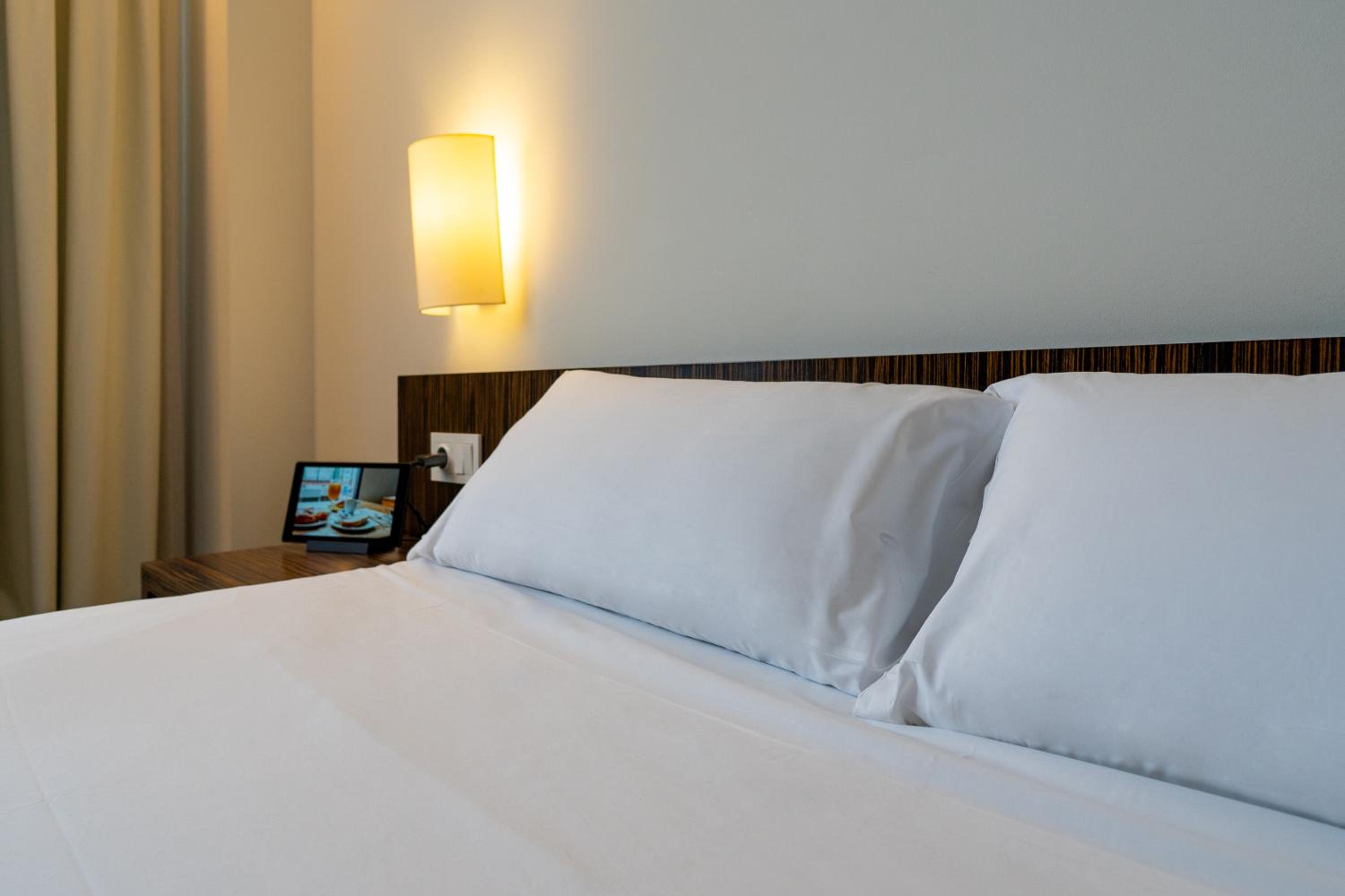 Large Double Room - Photo 3