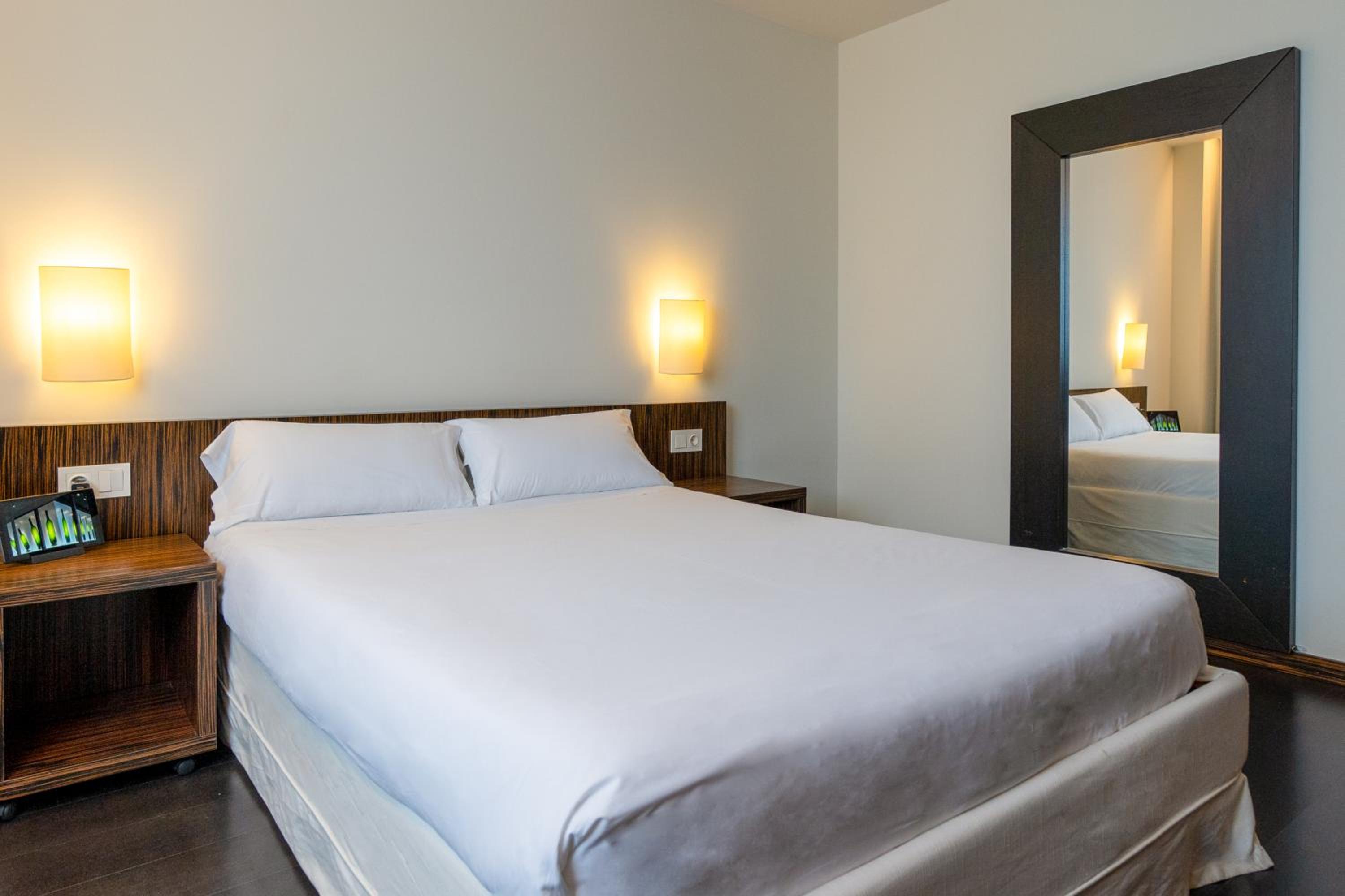 Large Double Room - Photo 4