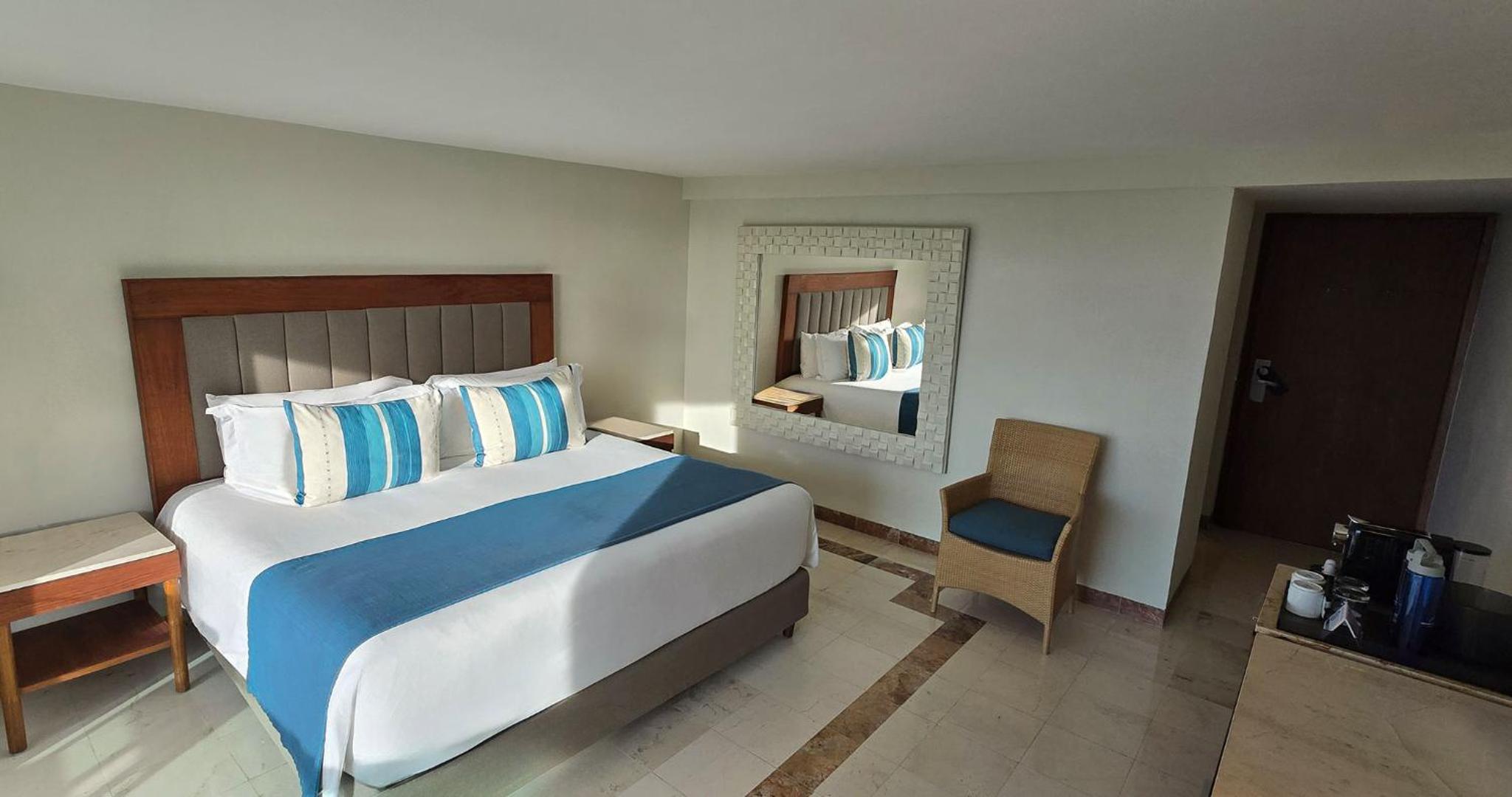 Deluxe Ocean View King  - Photo 10