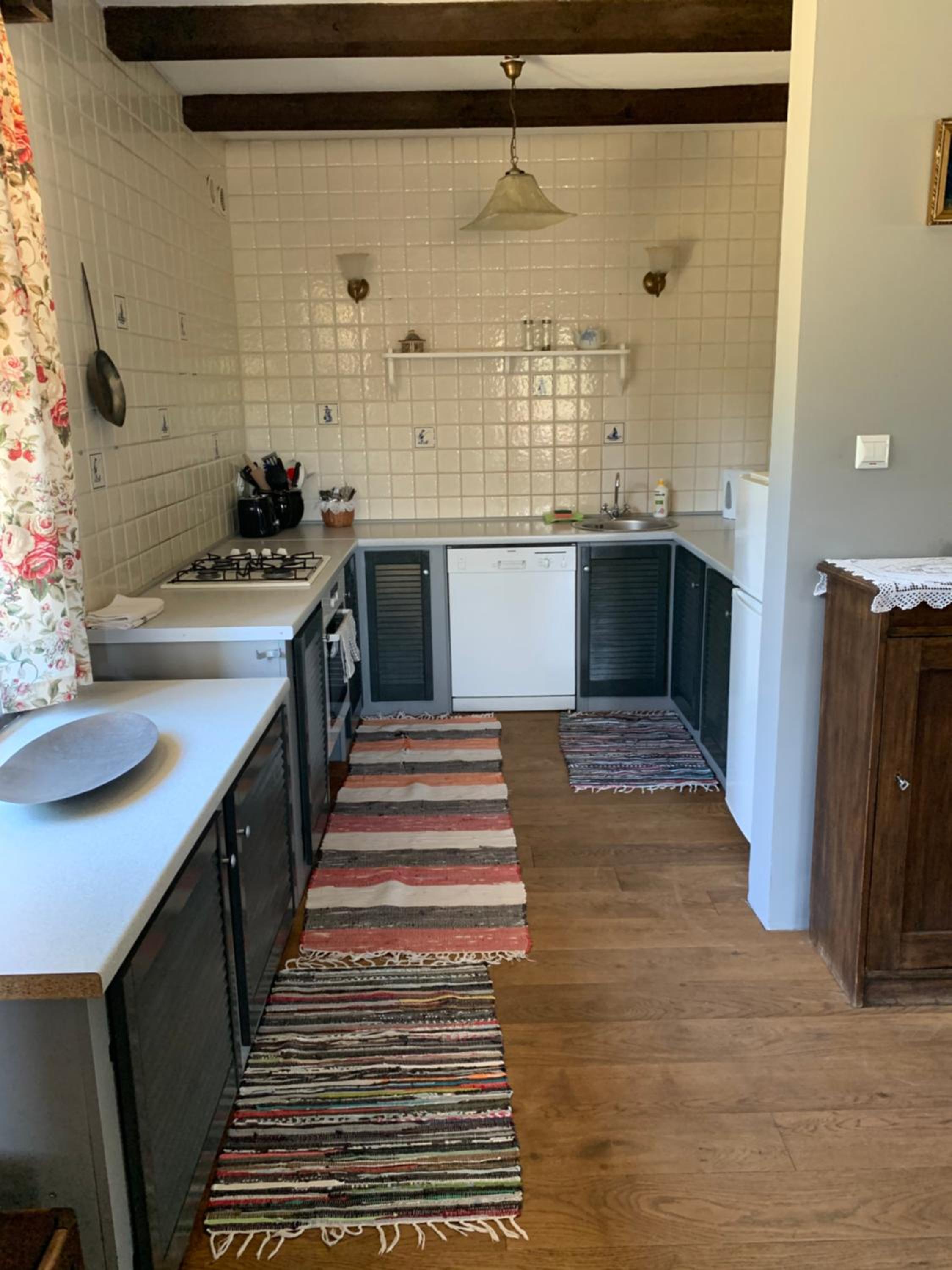 Five-Bedroom House photo 2