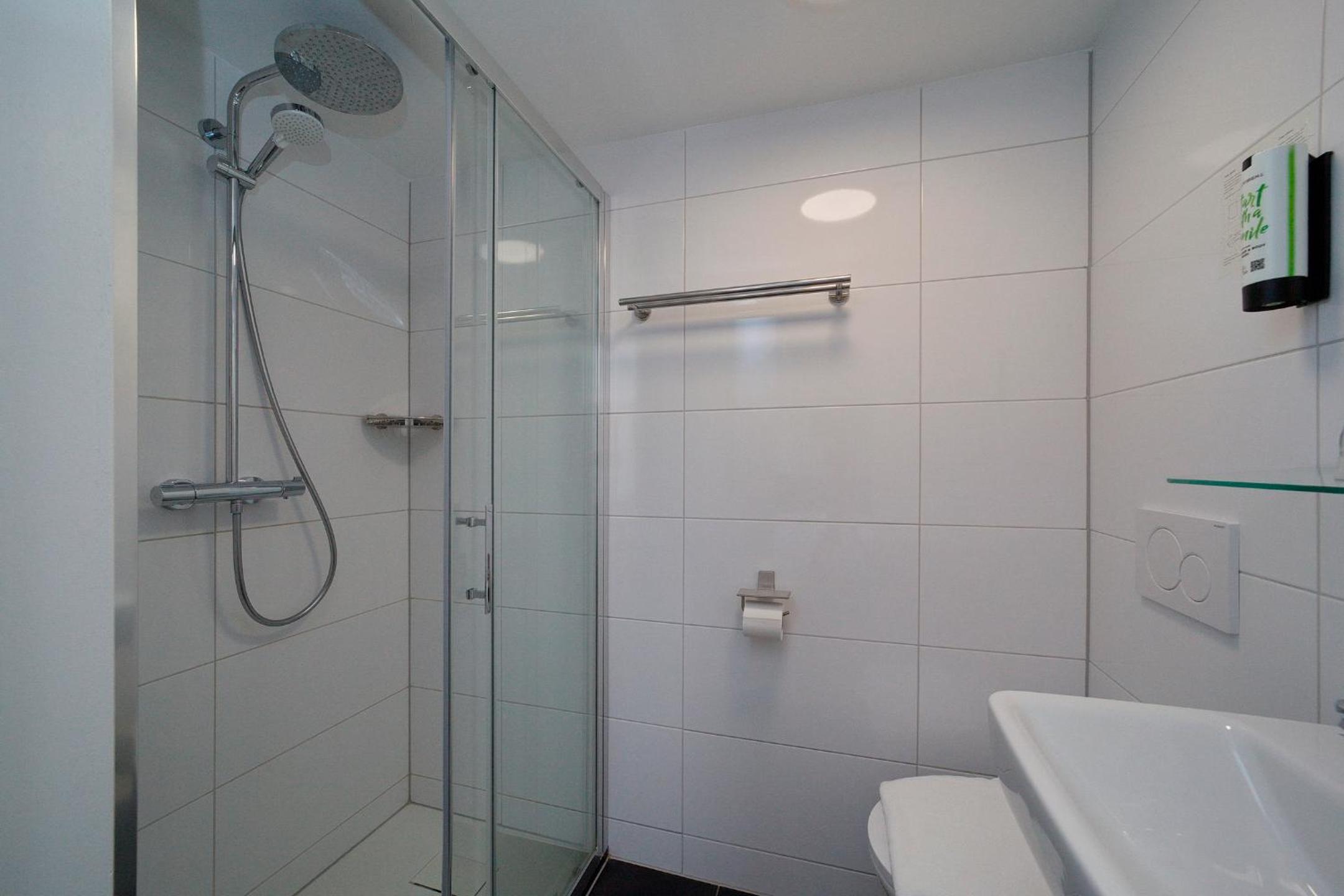 Deluxe Quad Room thumbnail 6