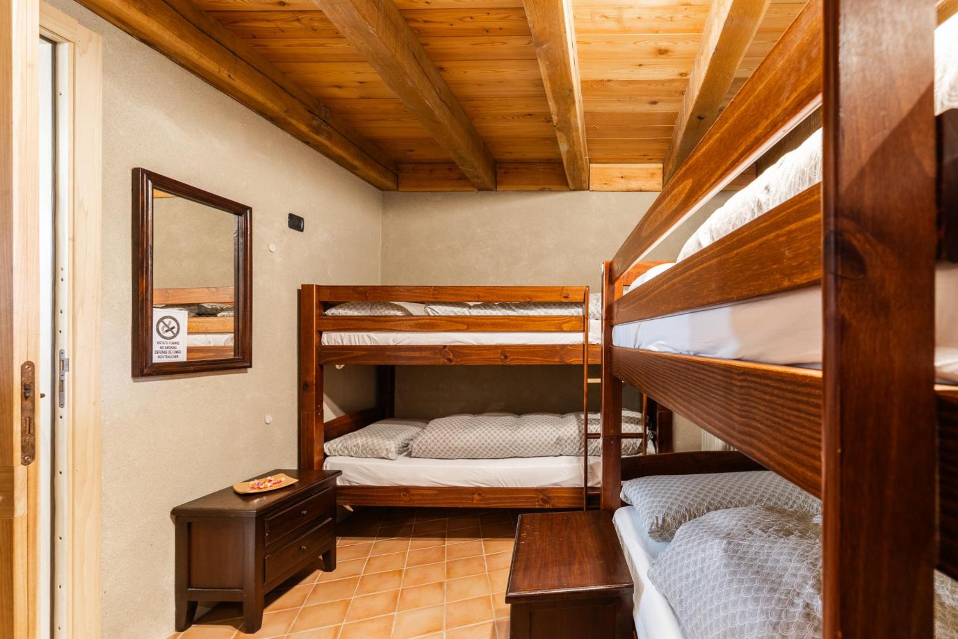 Small Twin Room - Photo 4