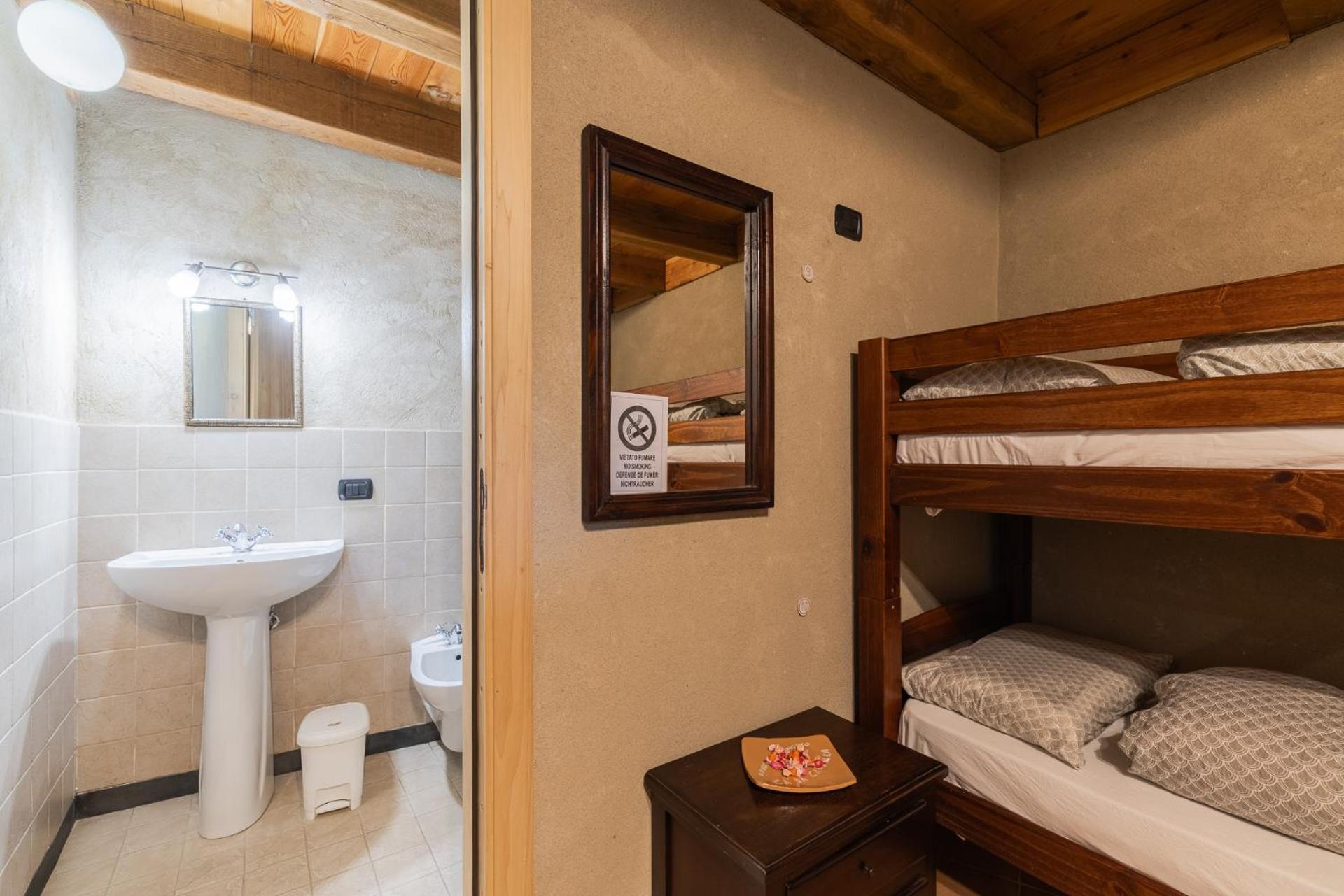 Small Twin Room - Photo 7