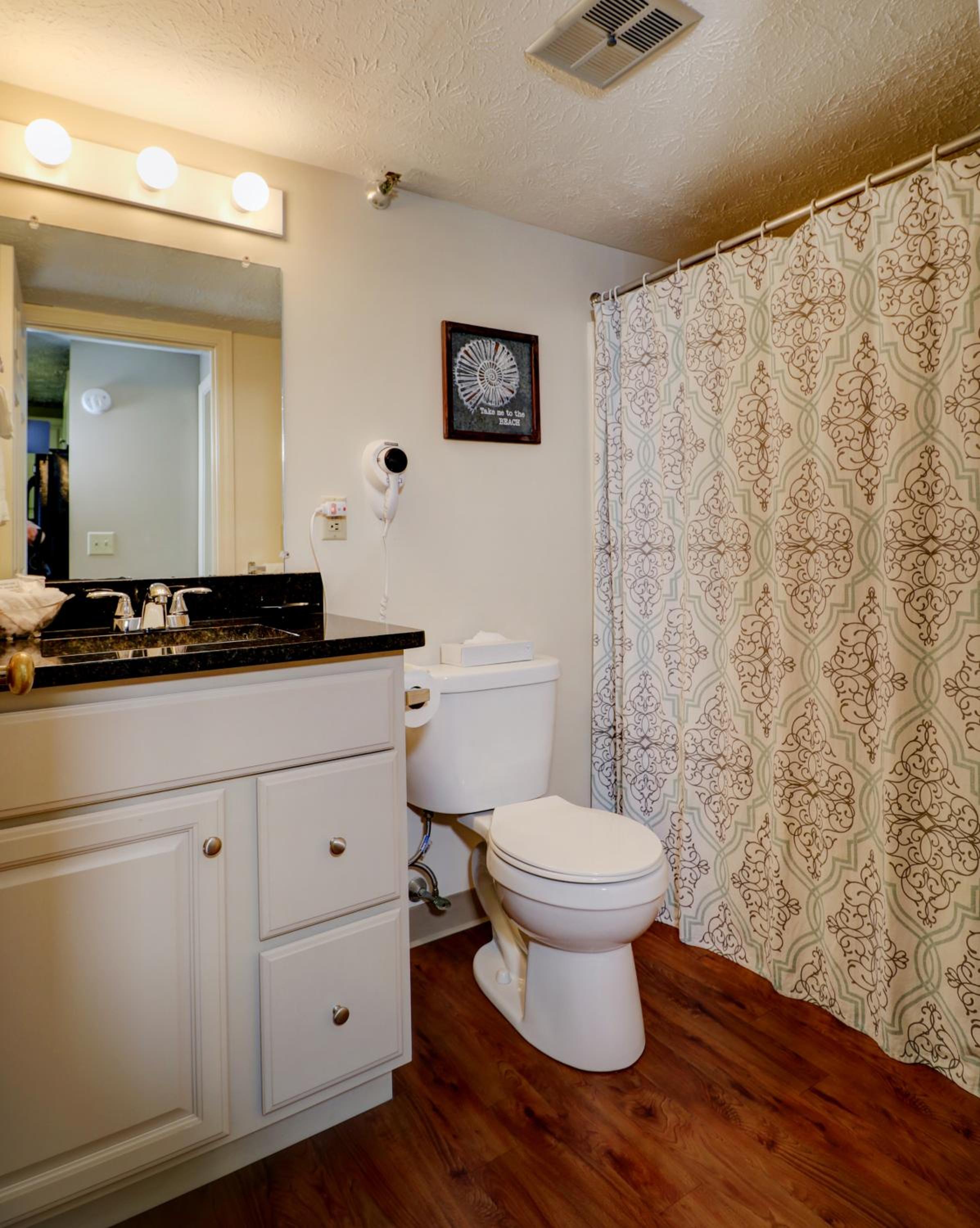 2-Bedroom Suite / Queen bed photo 3