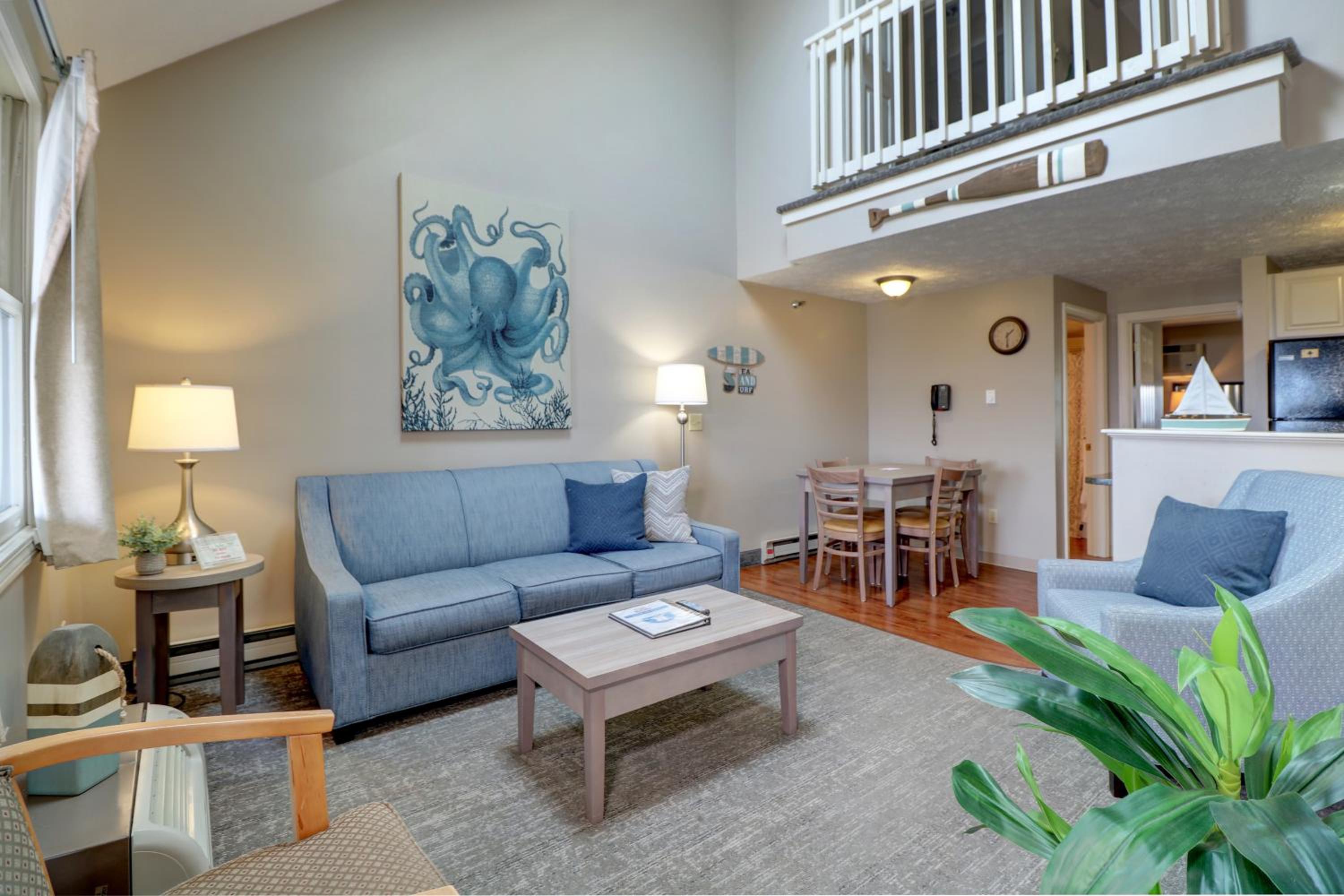 2-Bedroom Suite / Queen bed photo 1