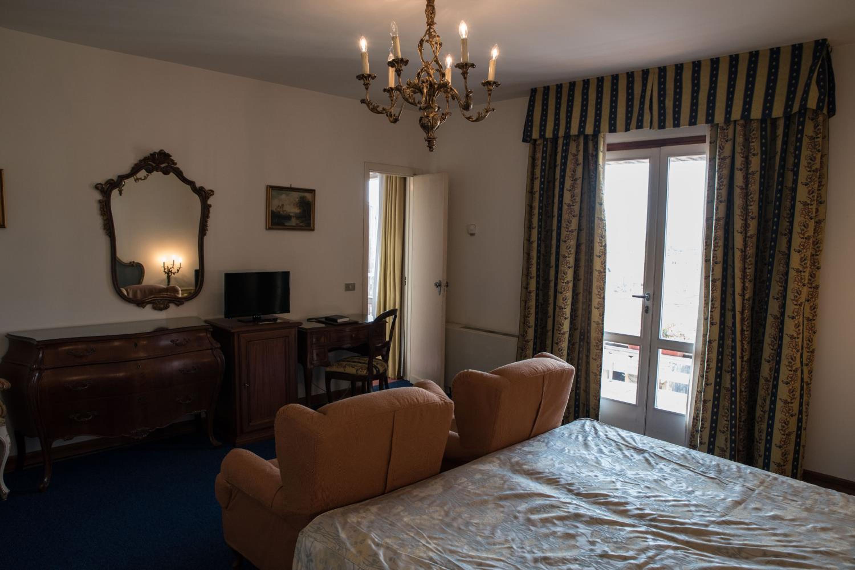 Two Connecting Rooms - Photo 3