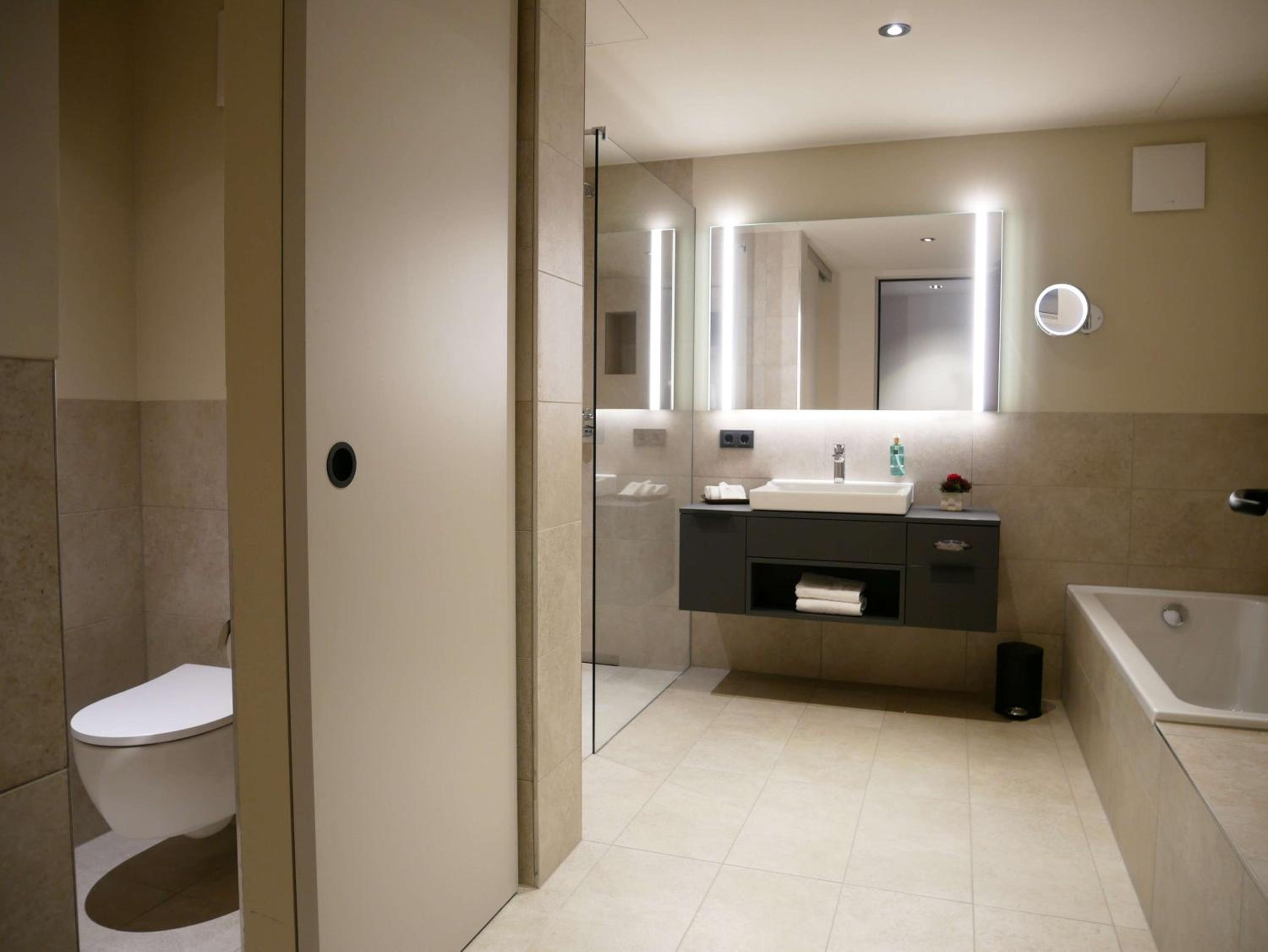 One-Bedroom King Suite - Annex photo 2