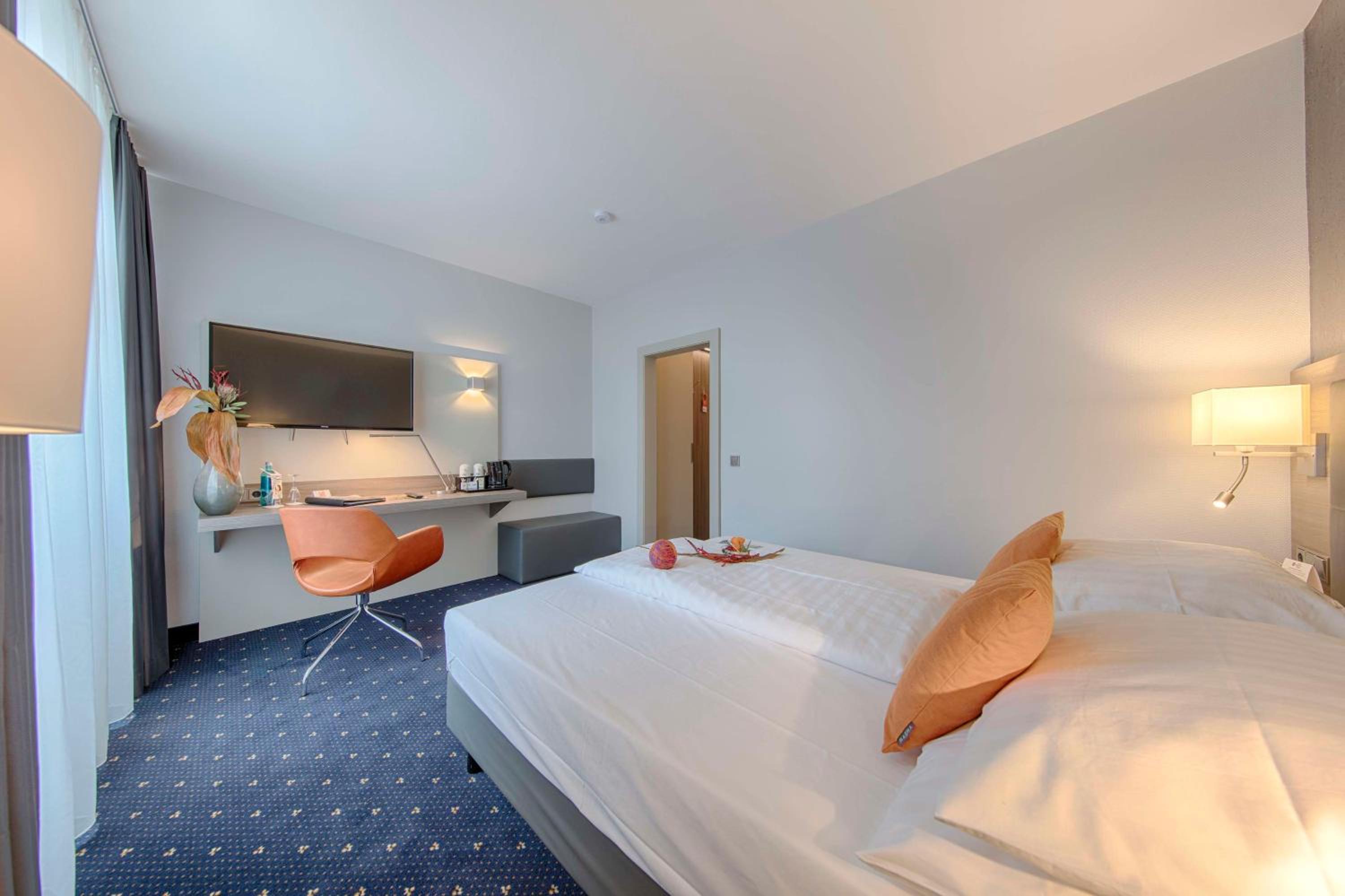 Comfort Queen Room with Queen Bed - Photo 6