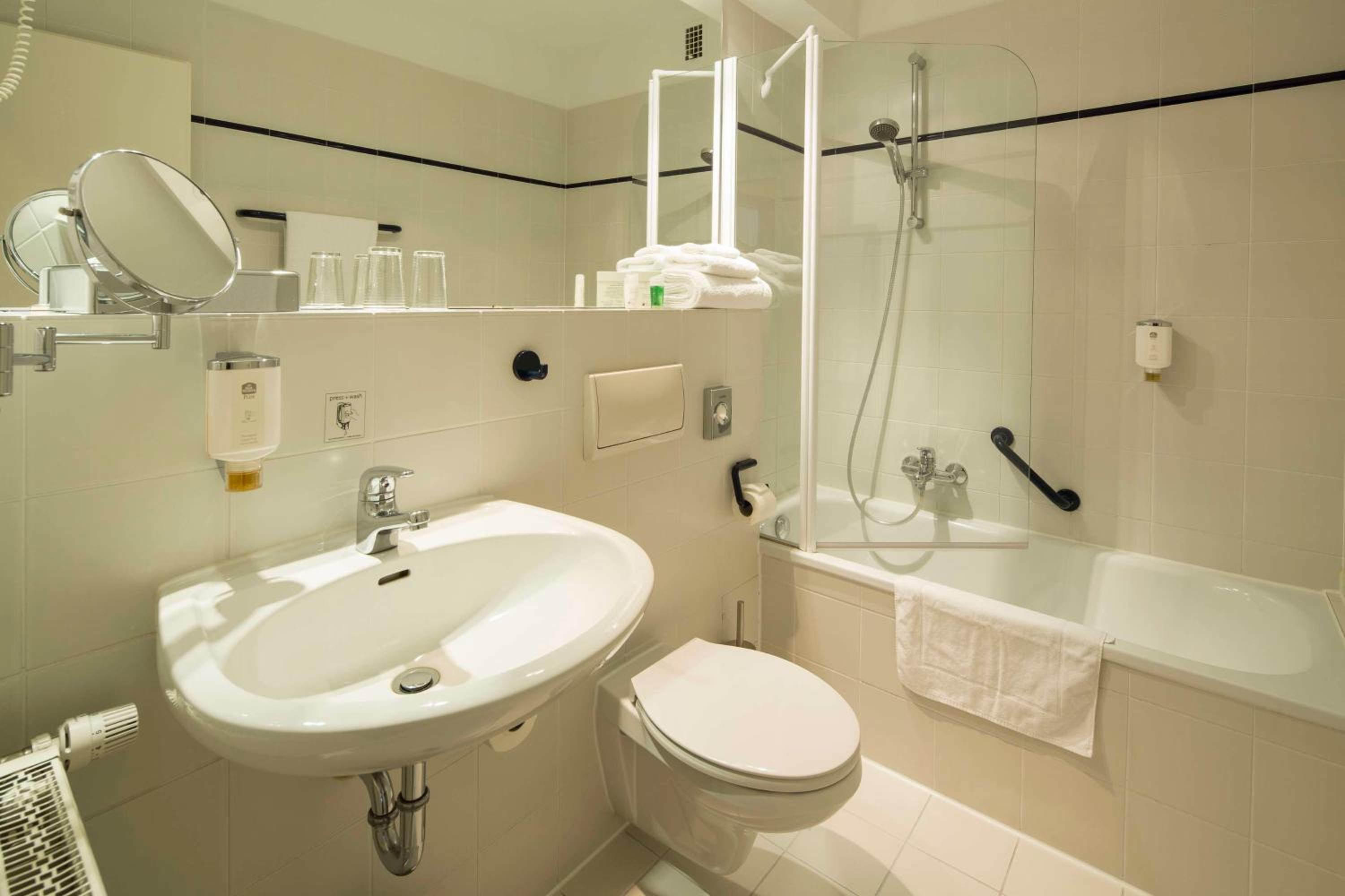Comfort Queen Room with Queen Bed - Photo 8
