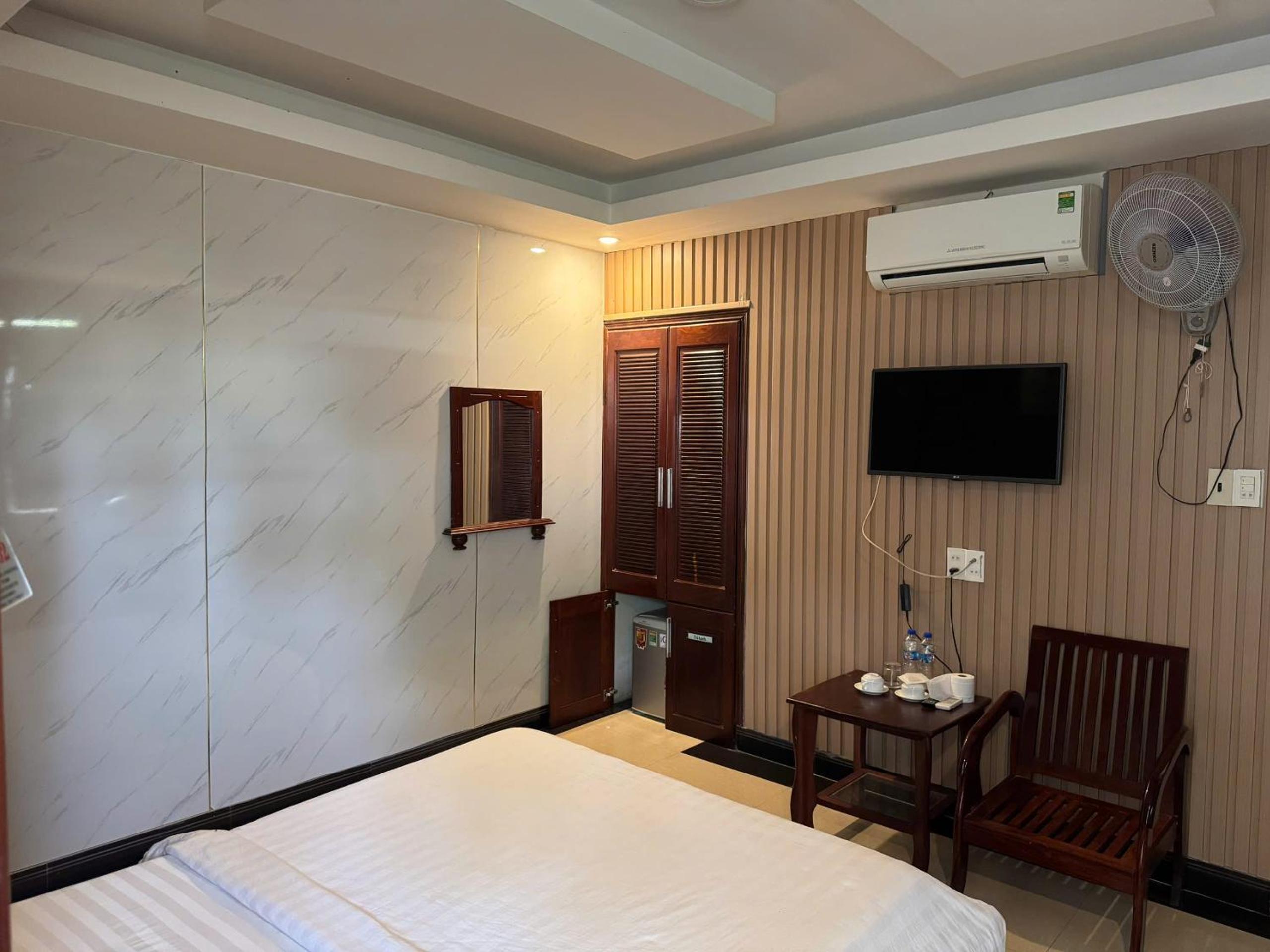 Large Double Room - Photo 3