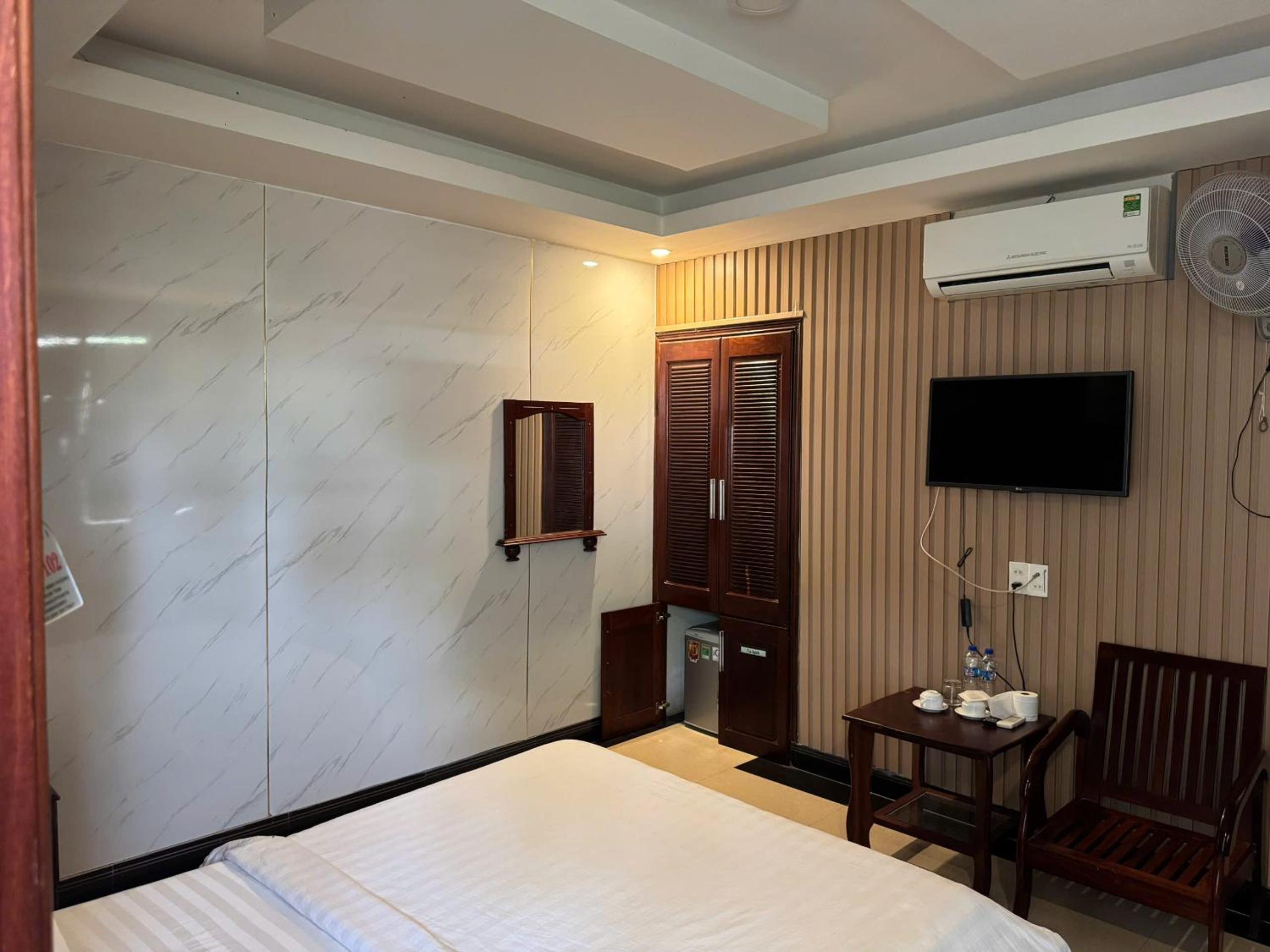 Large Double Room - Photo 4