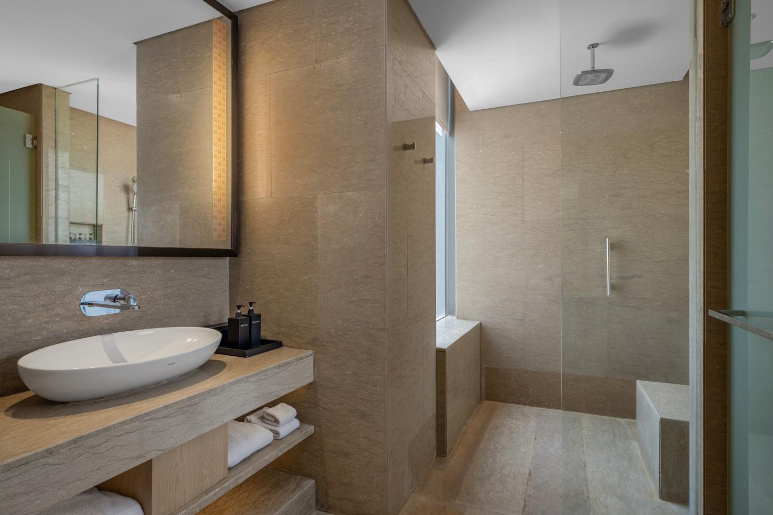 Deluxe King Room with Bath Tub and Pool View photo 2