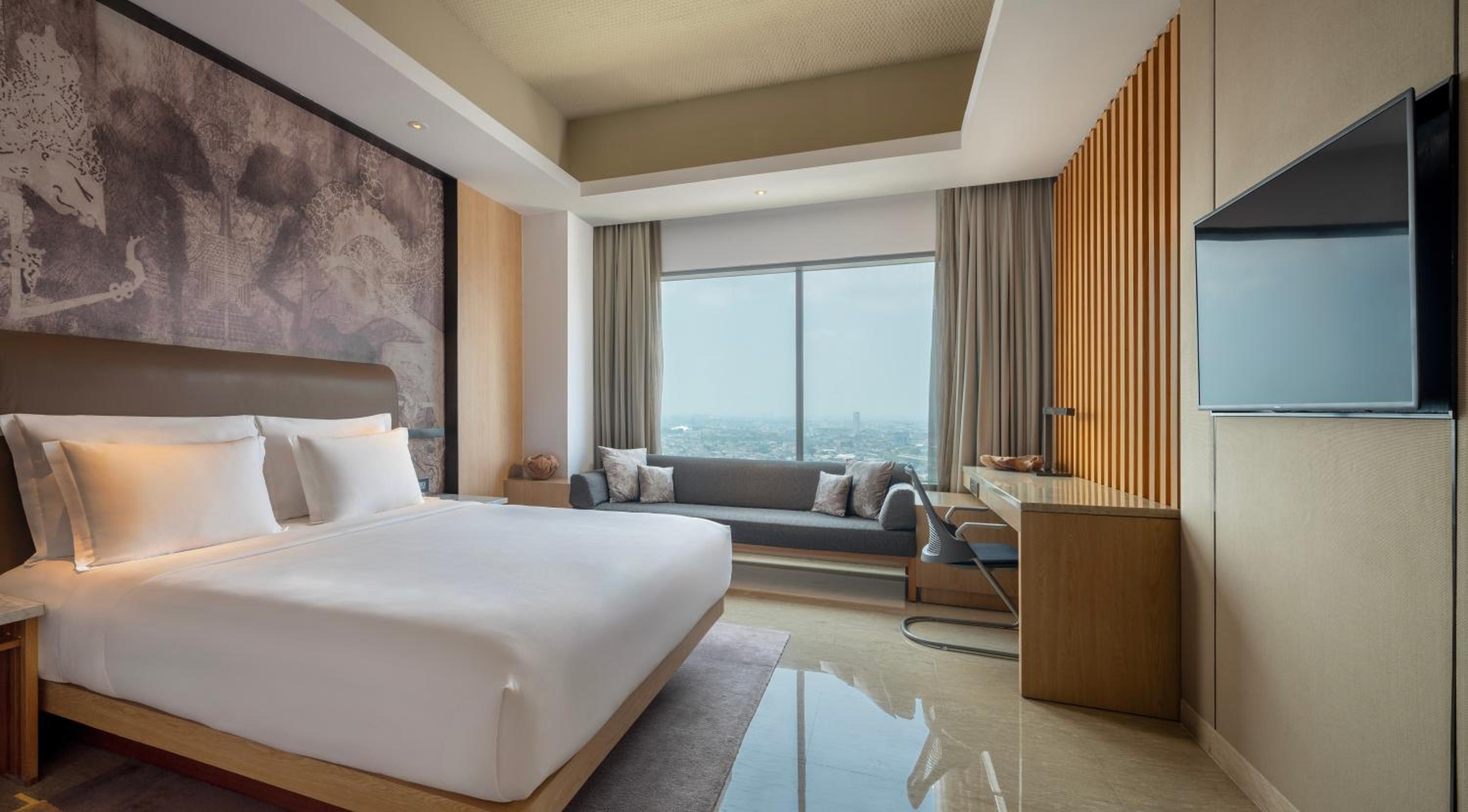 Deluxe King Room with Bath Tub and Pool View photo 3