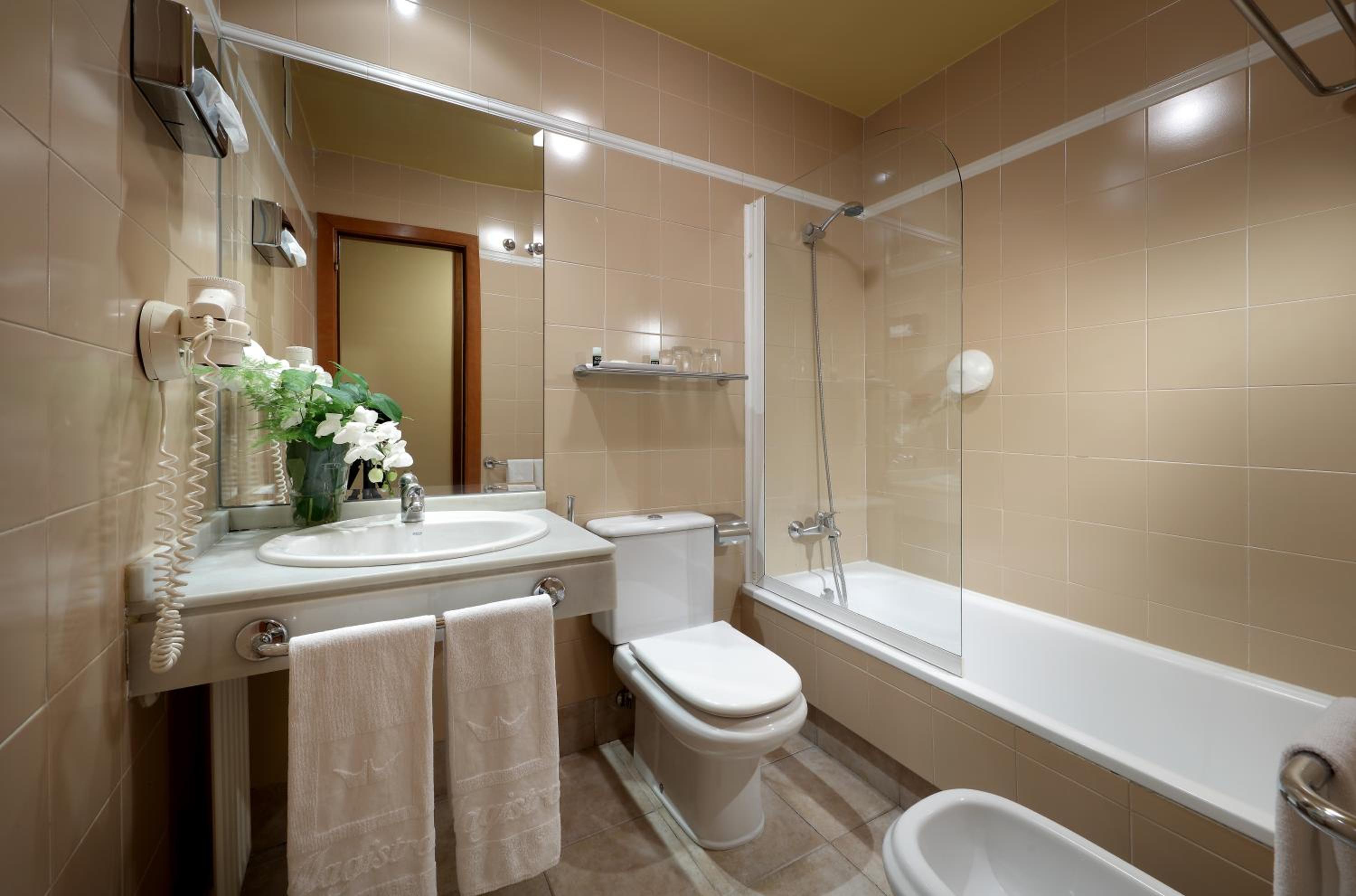 Double or Twin Room - Photo 5