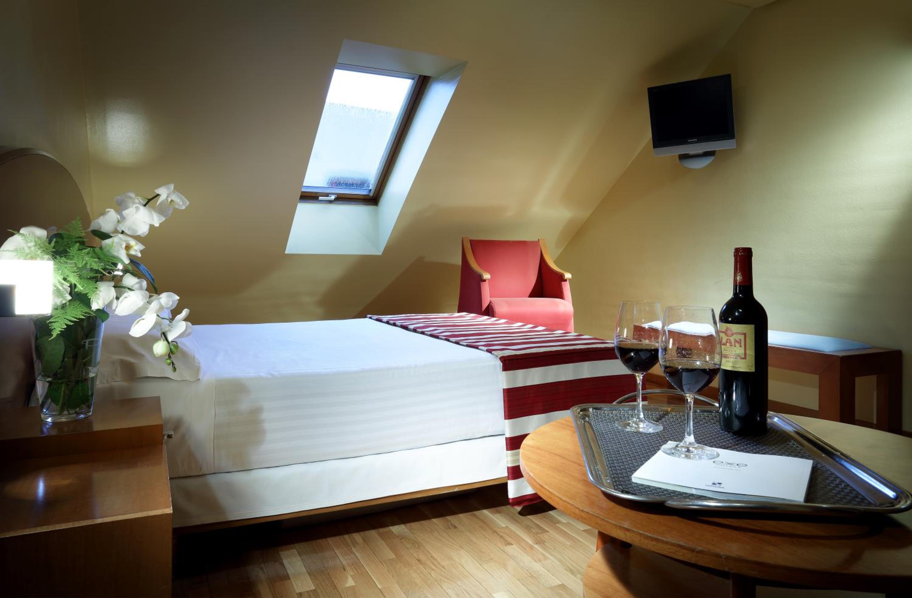 Double or Twin Room - Photo 6