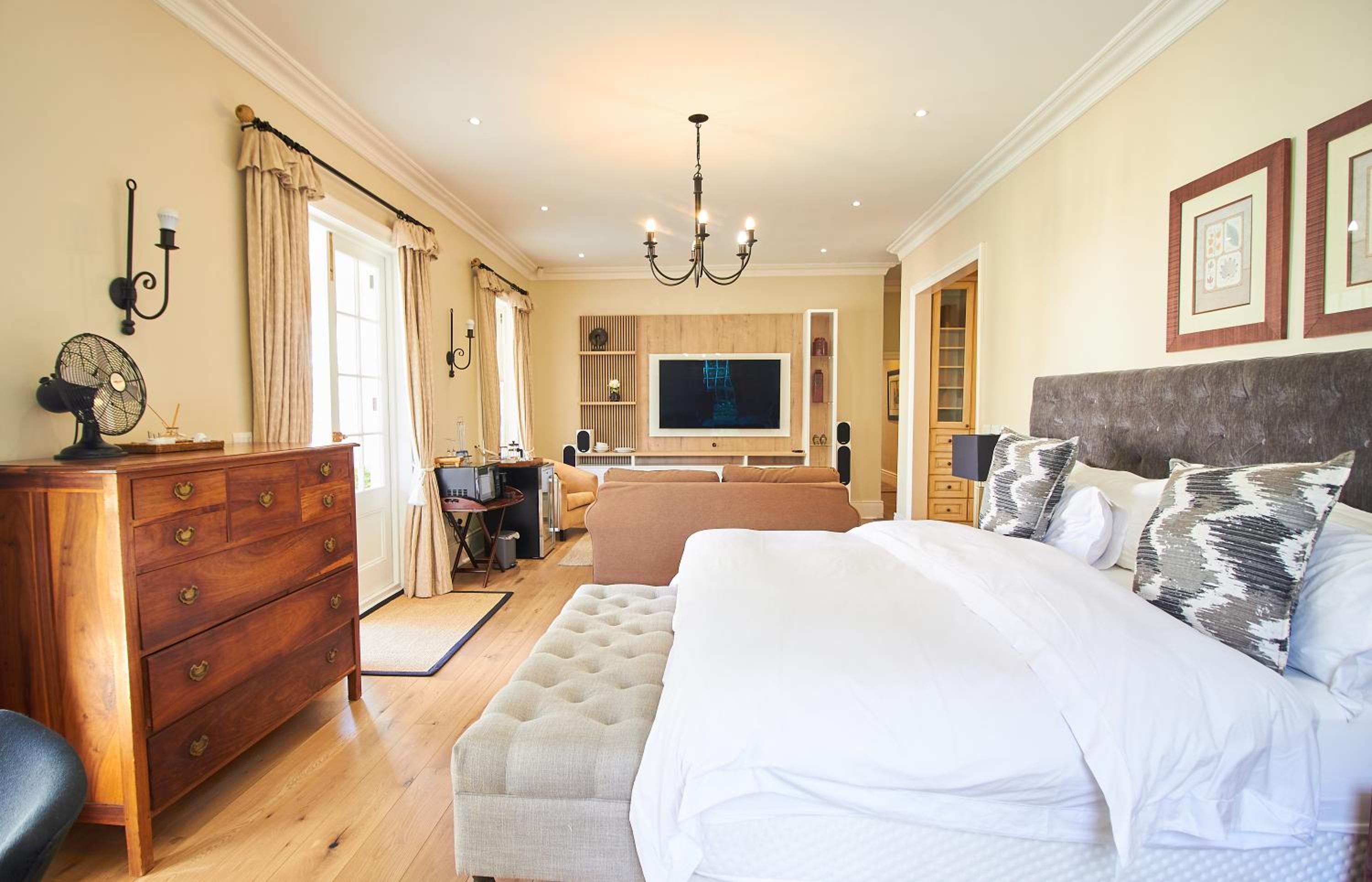 King Suite with Pool View - Photo 15