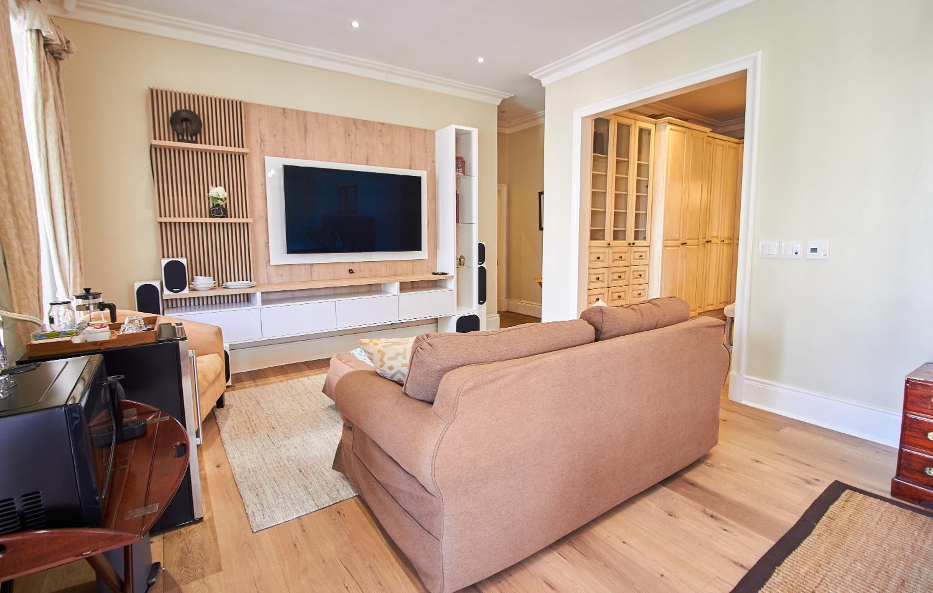 King Suite with Pool View - Photo 17