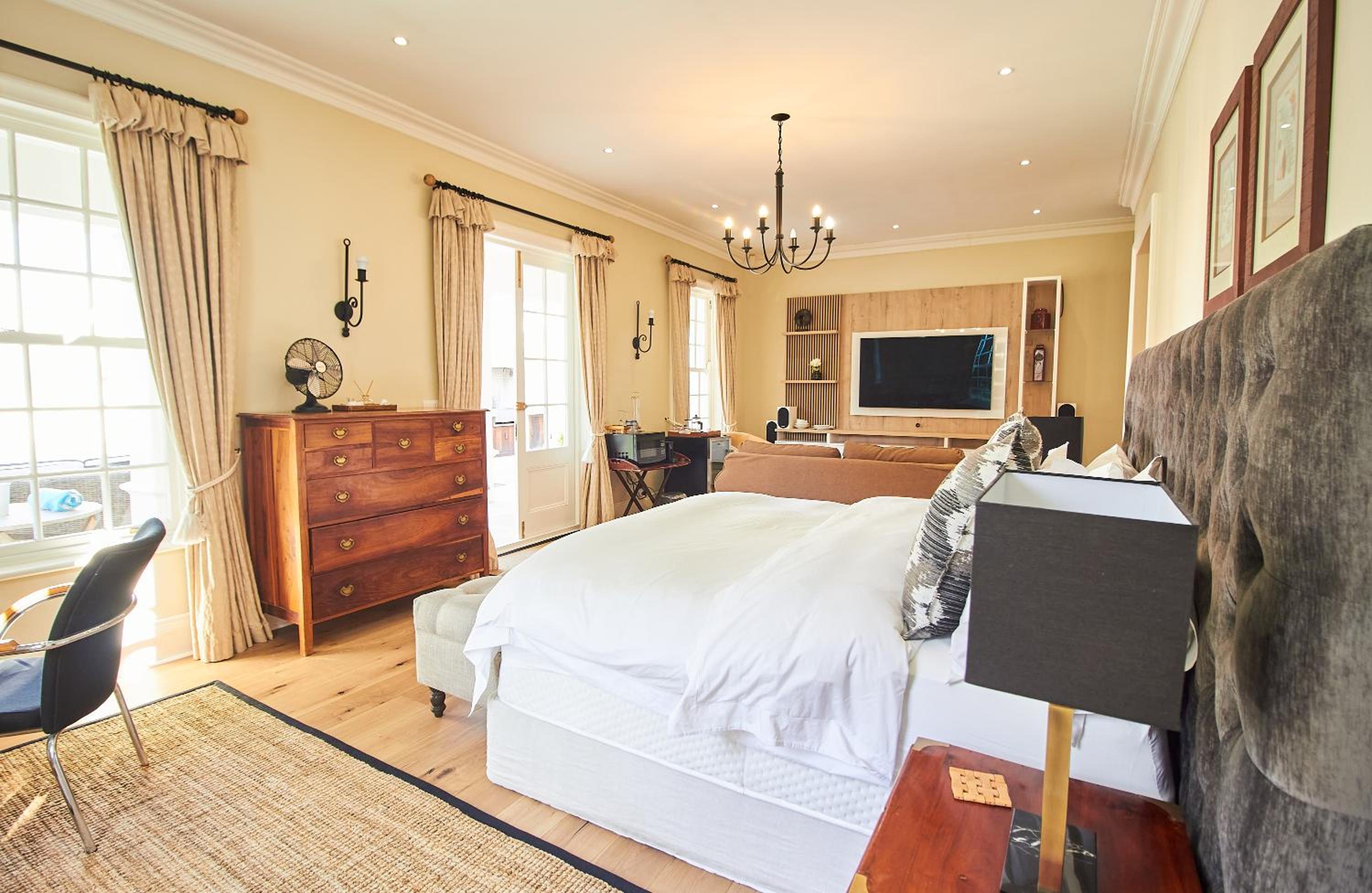 King Suite with Pool View - Photo 12