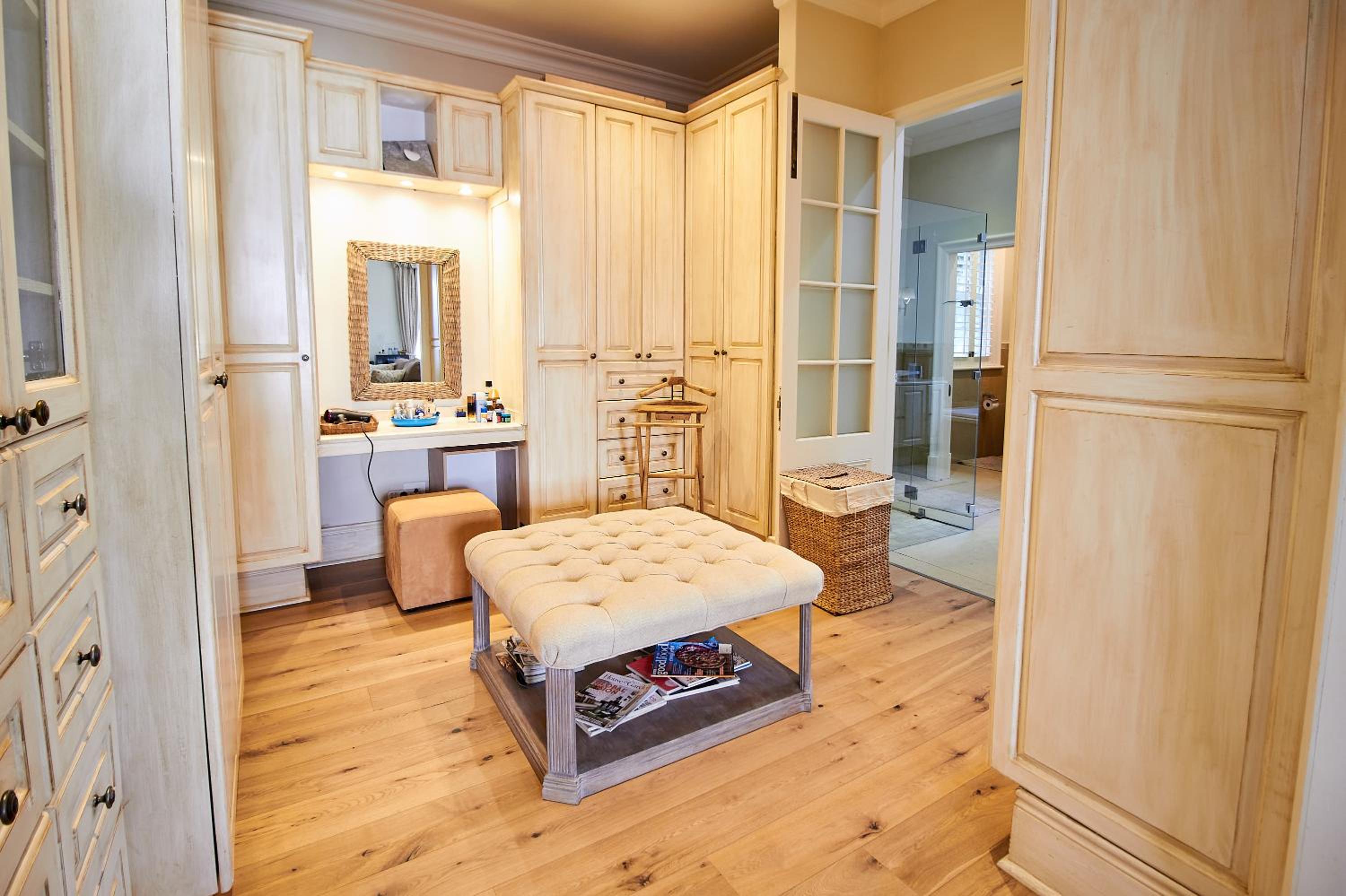 King Suite with Pool View - Photo 18