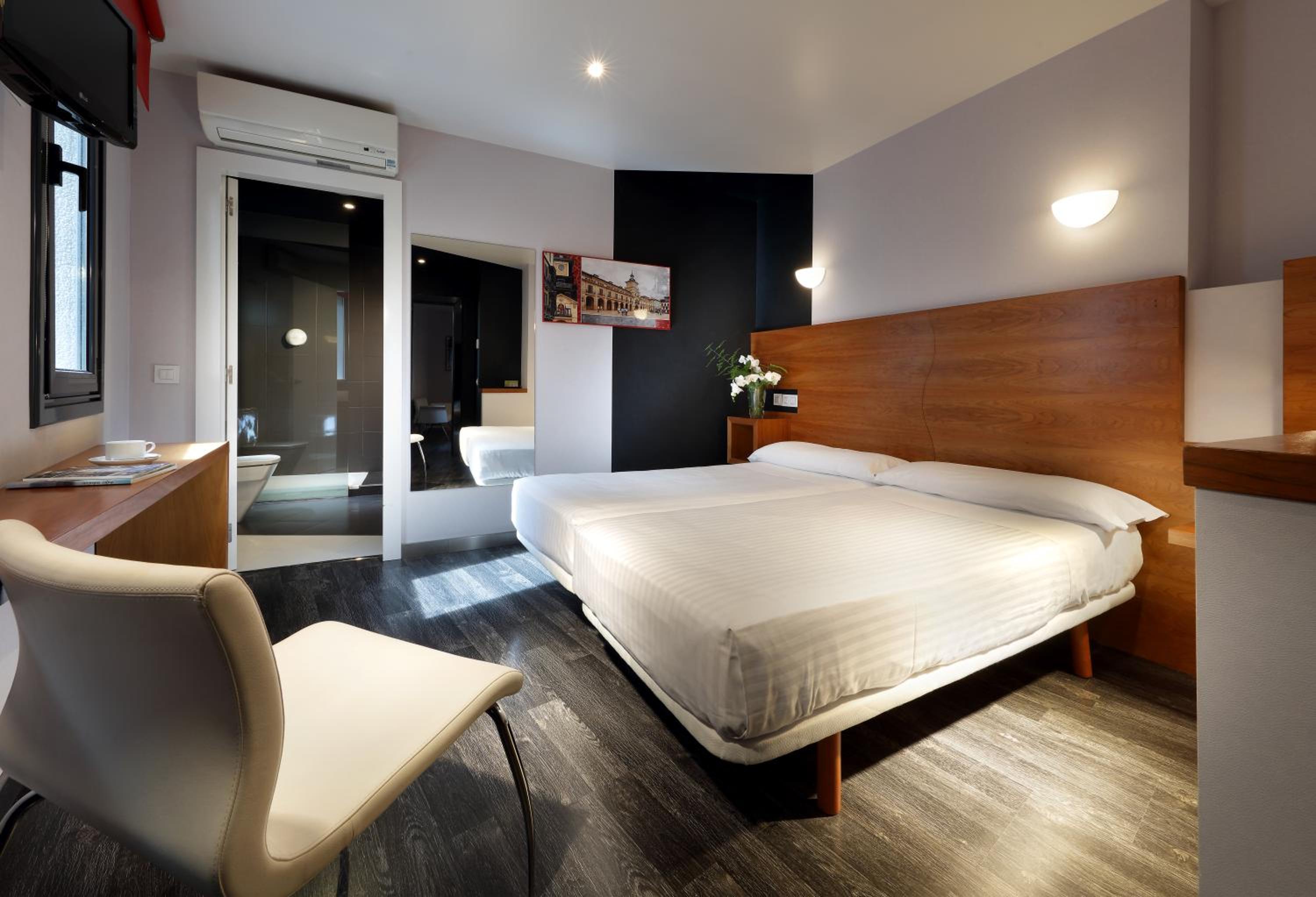 Superior Double or Twin Room with Living Room - Photo 4