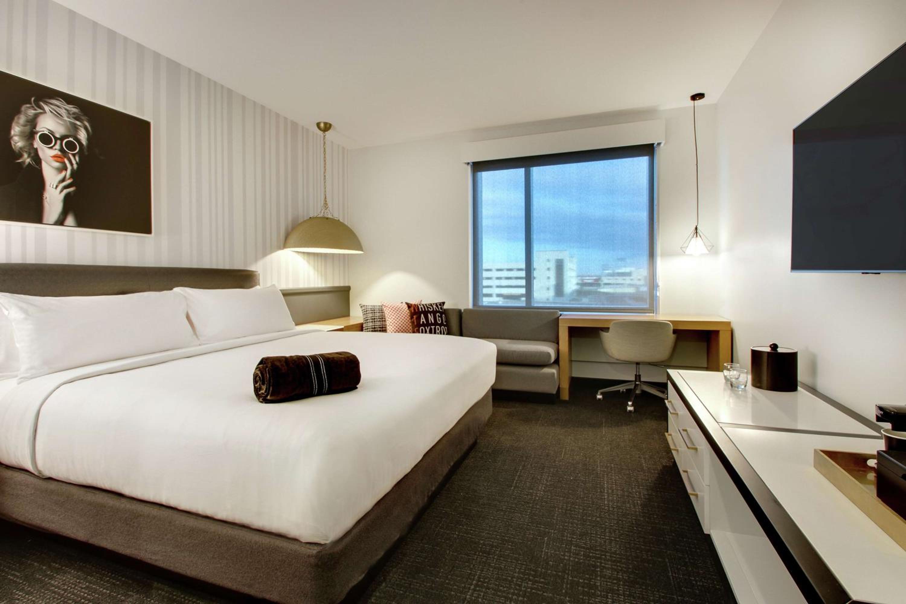 Deluxe King Room - Photo 2