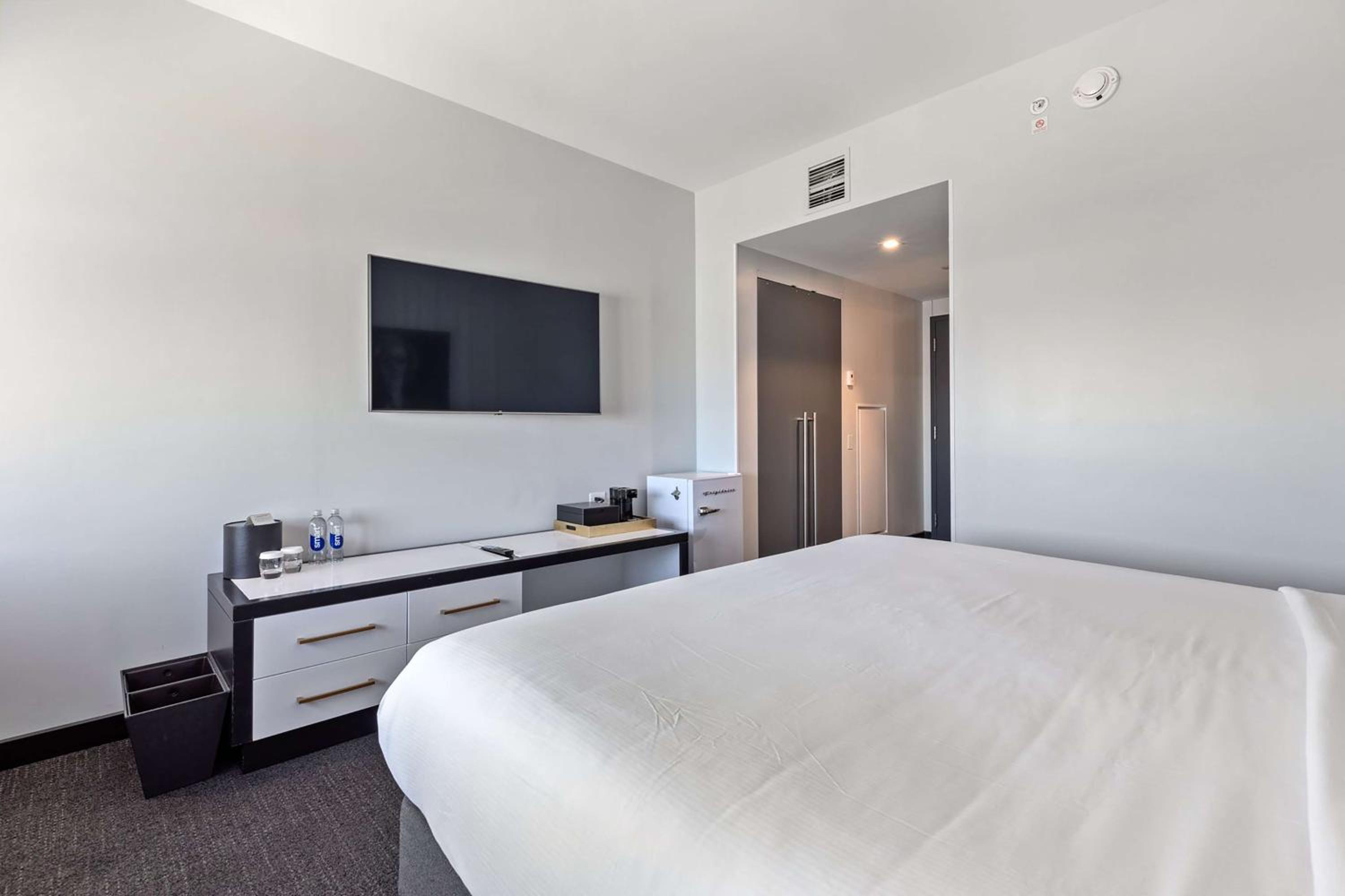 Deluxe King Room - Photo 6