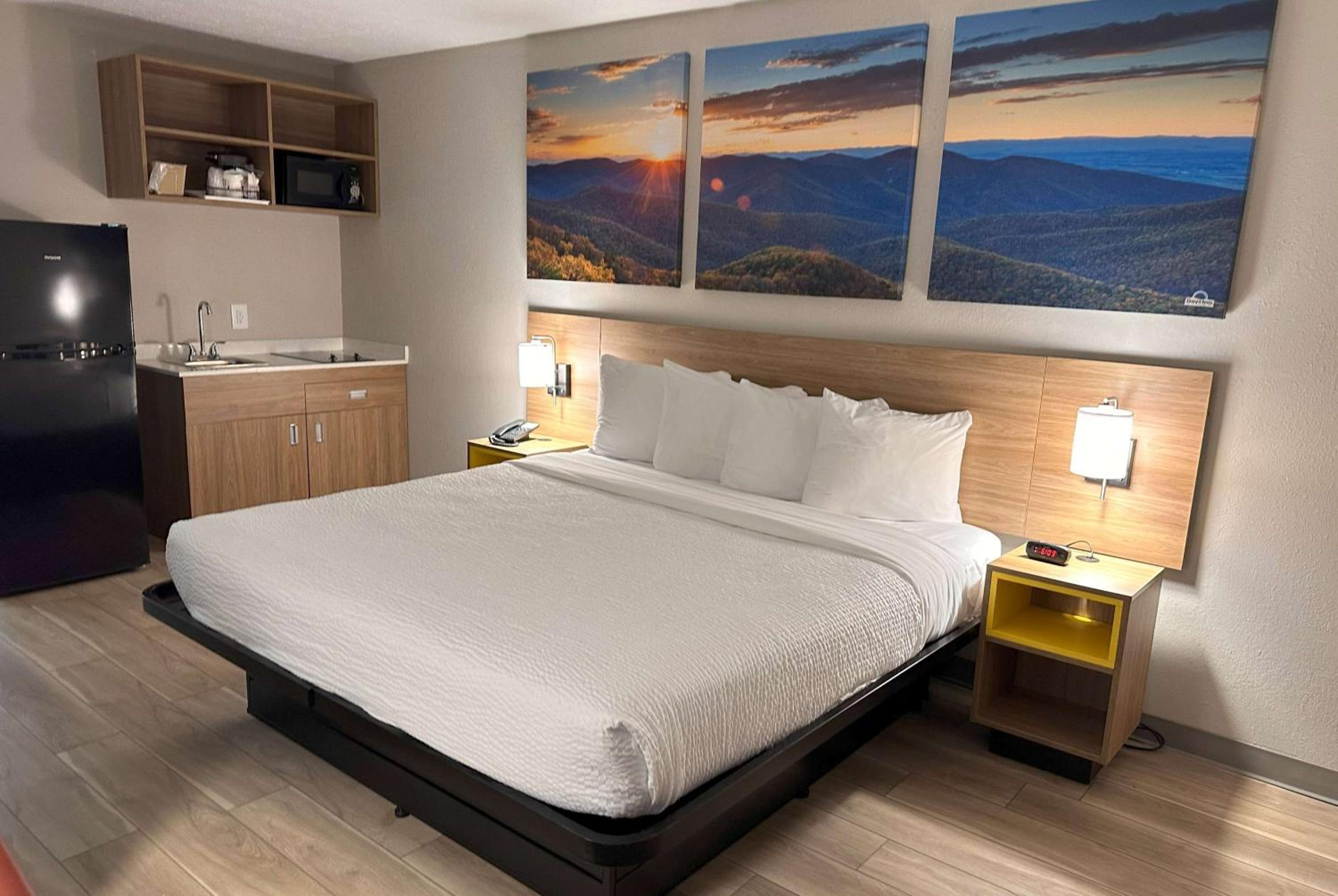 King Room with Kitchenette - Non-Smoking - Photo 2