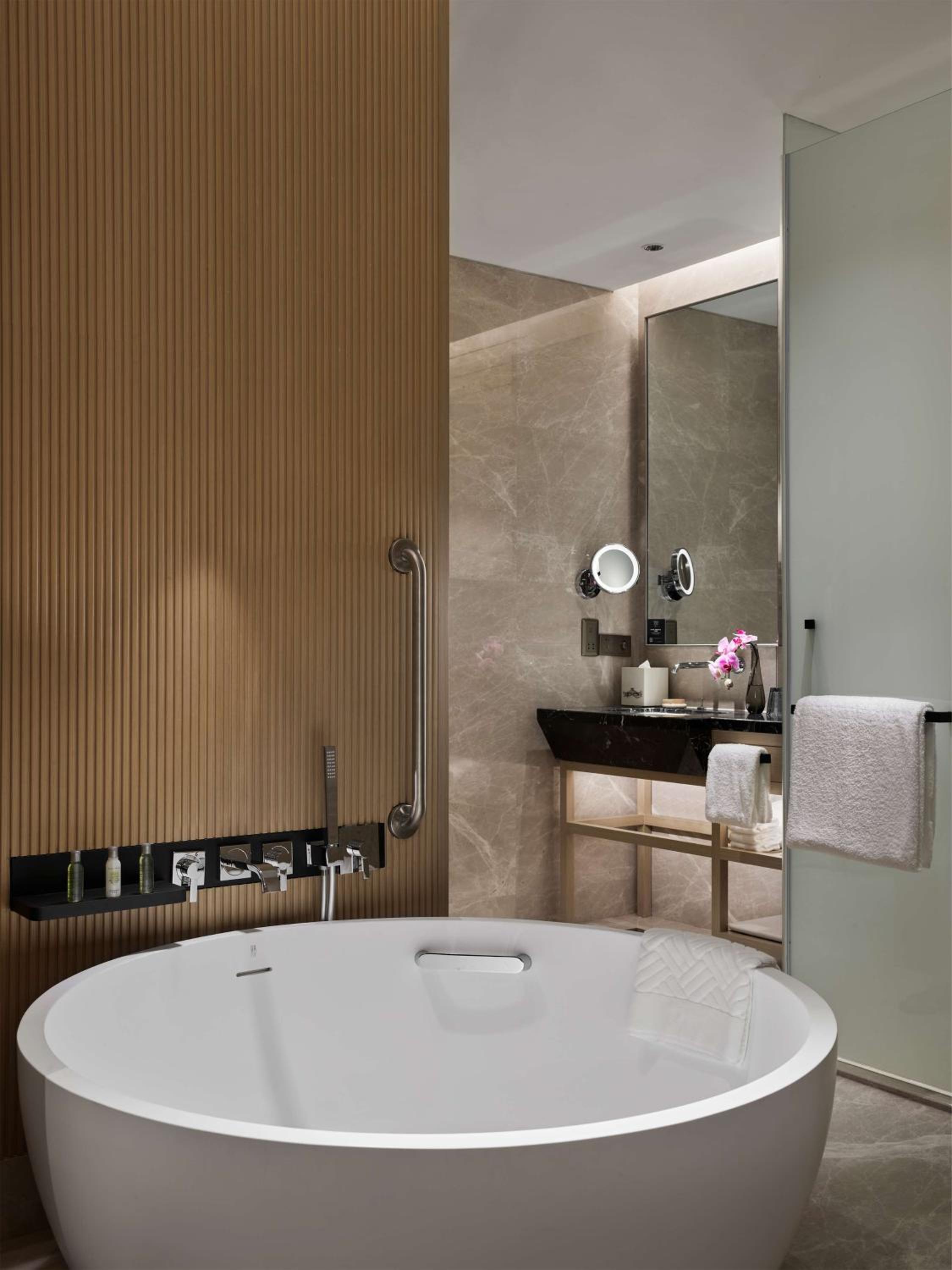 Executive King Room with Garden View and Balcony - Photo 2