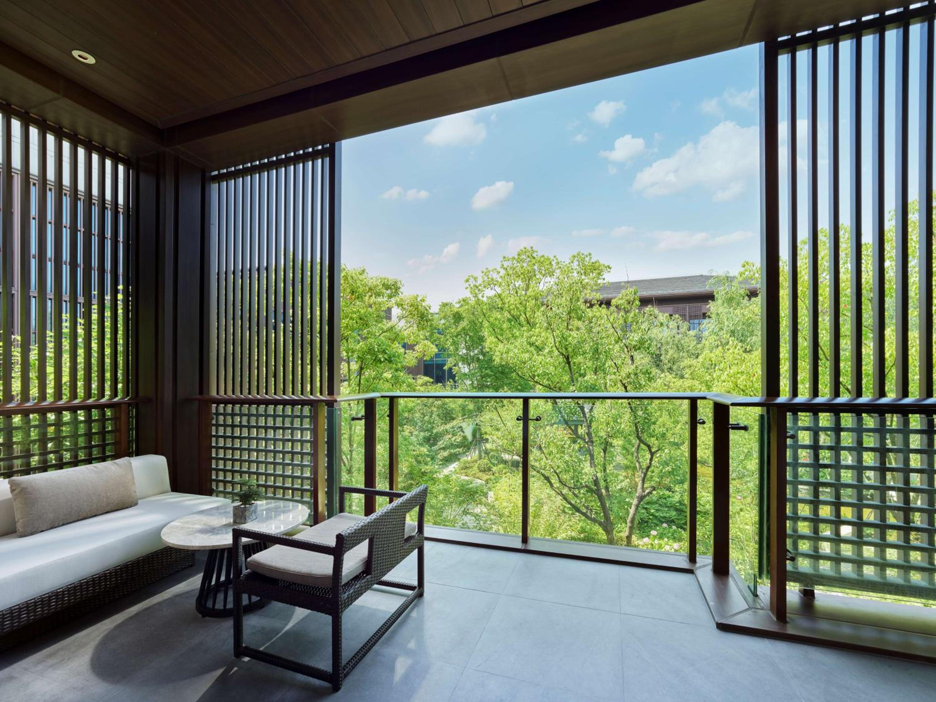 Executive King Room with Garden View and Balcony - Photo 5