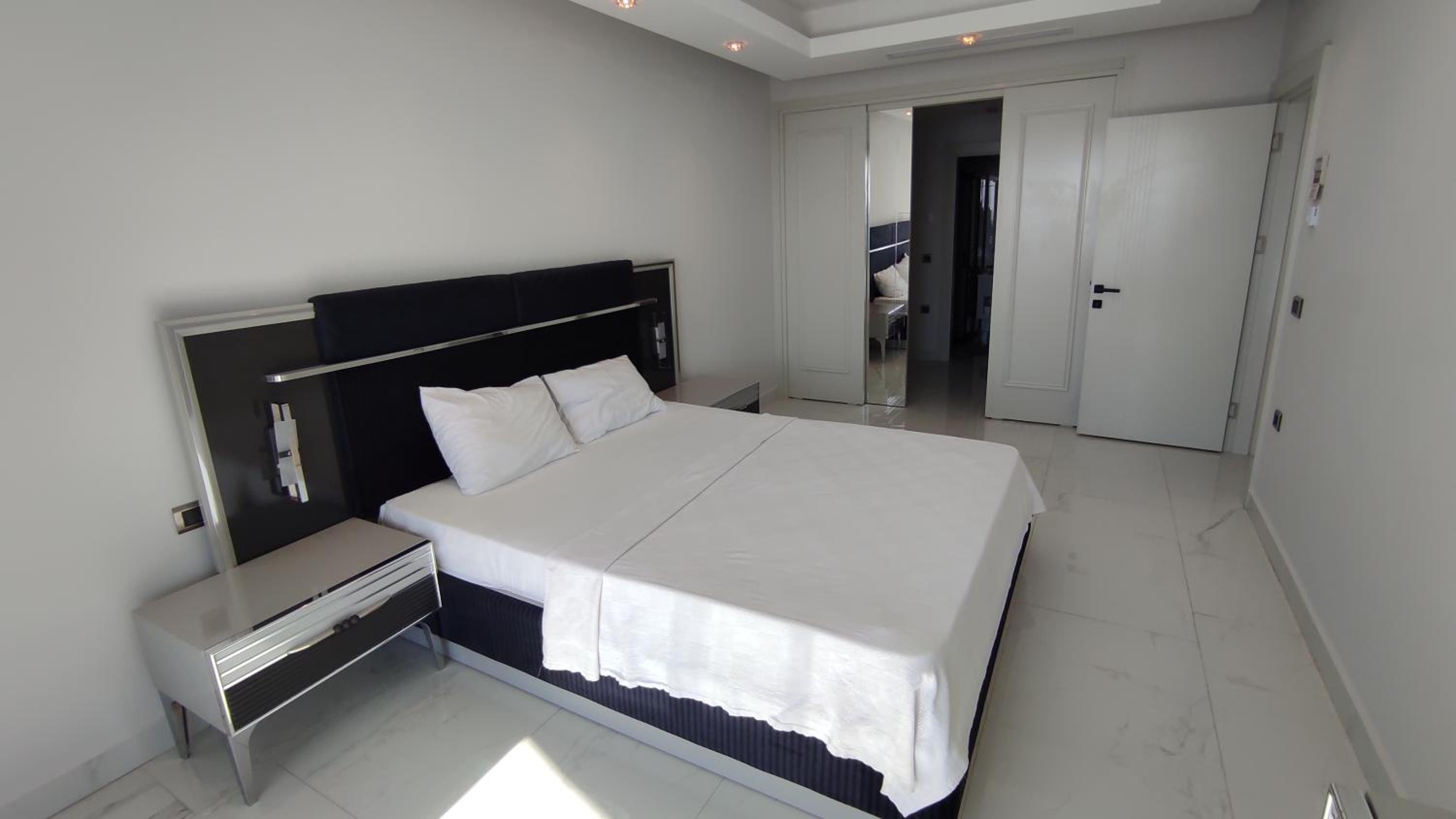 Three-Bedroom Apartment with Sea View photo 2