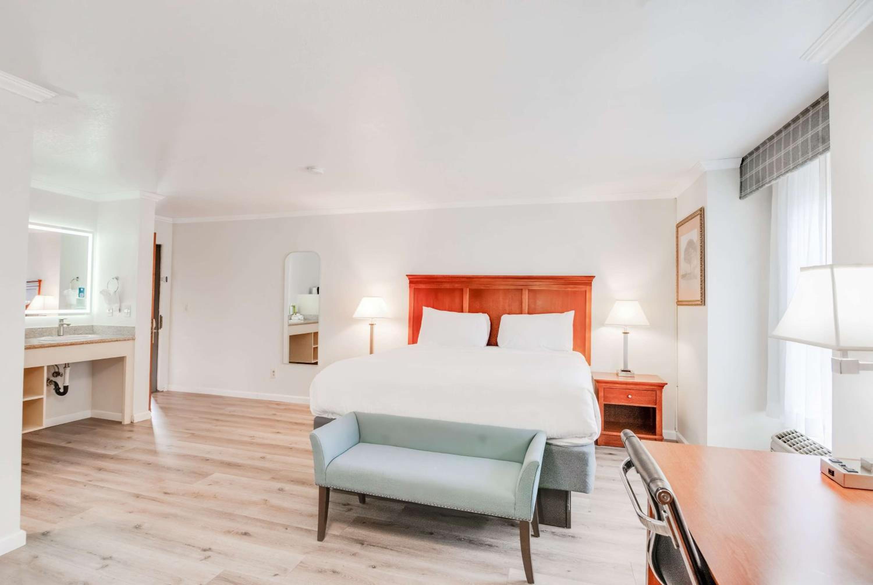 King Room with Jetted Tub - Non-Smoking - Photo 2