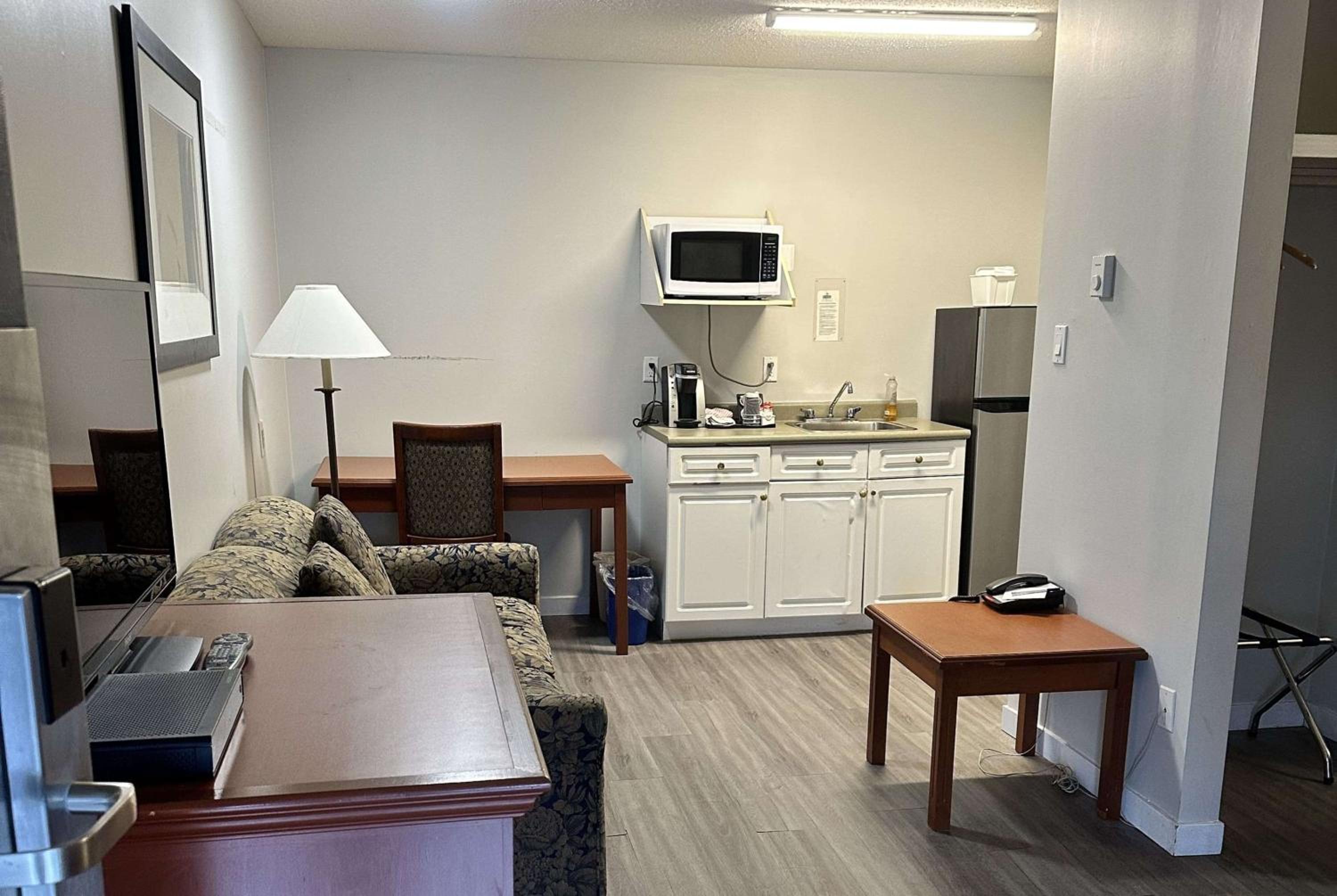 Deluxe King Room - Non-Smoking - Photo 1