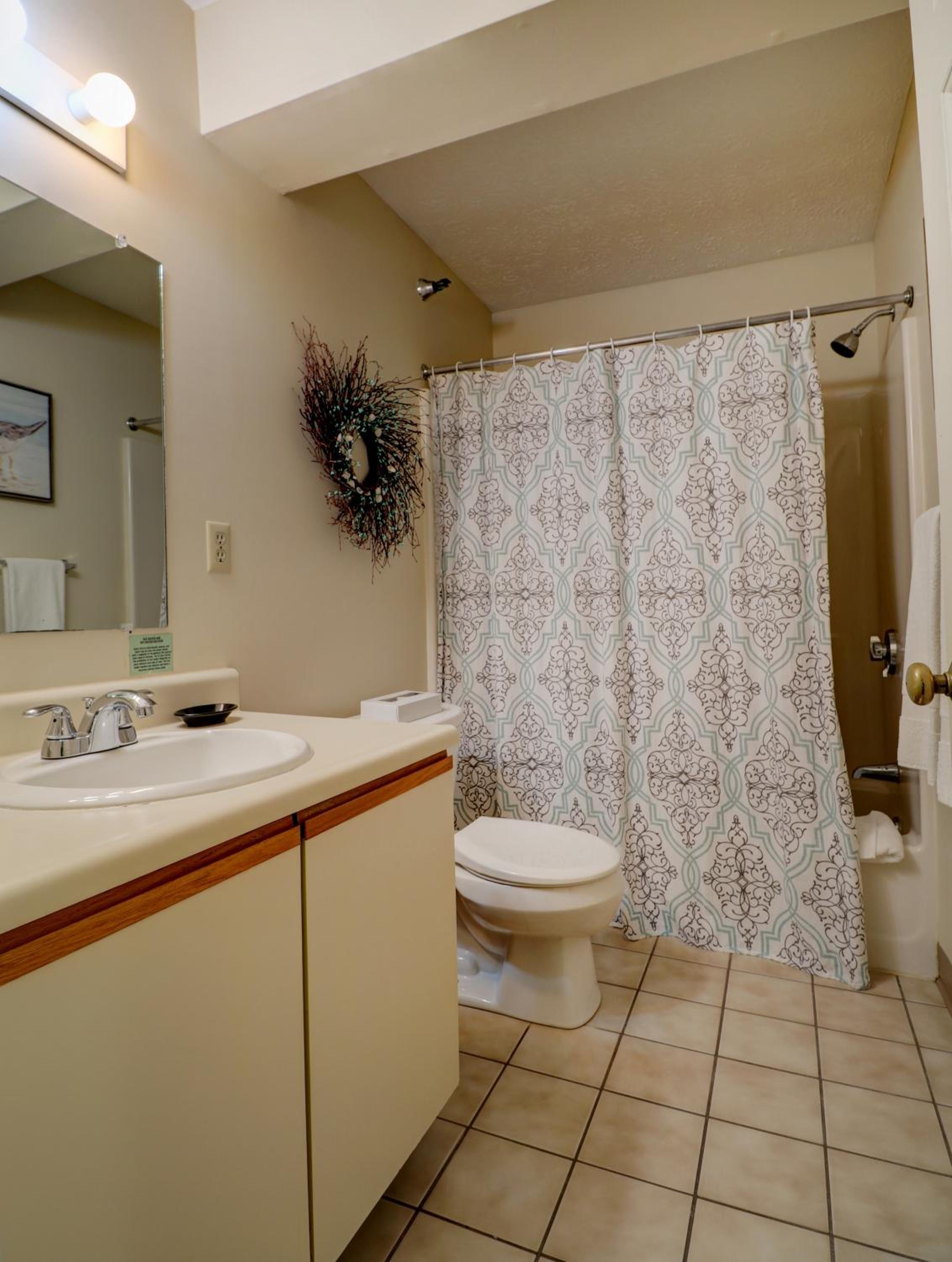 2-Bedroom Suite / Queen bed photo 2
