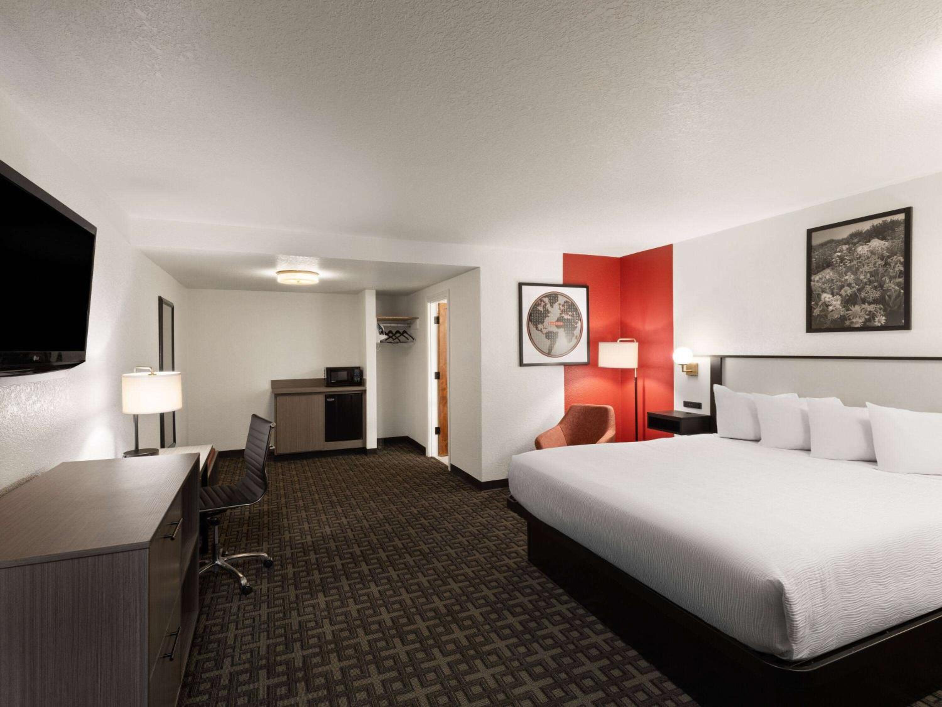 Executive King Room with One King Bed and Interior Atrium - Non-Smoking photo 1