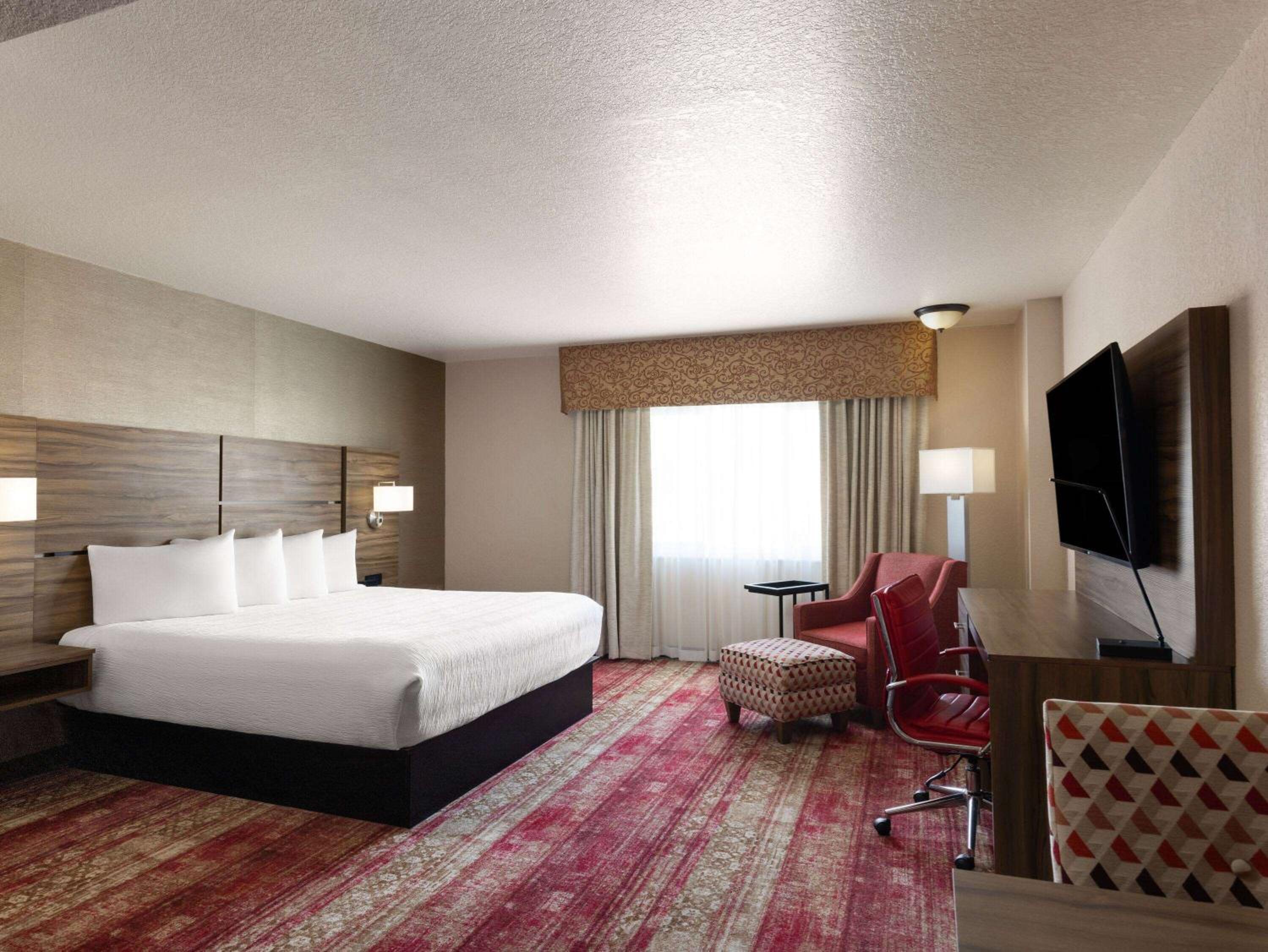 Executive King Room with One King Bed and Interior Atrium - Non-Smoking photo 2