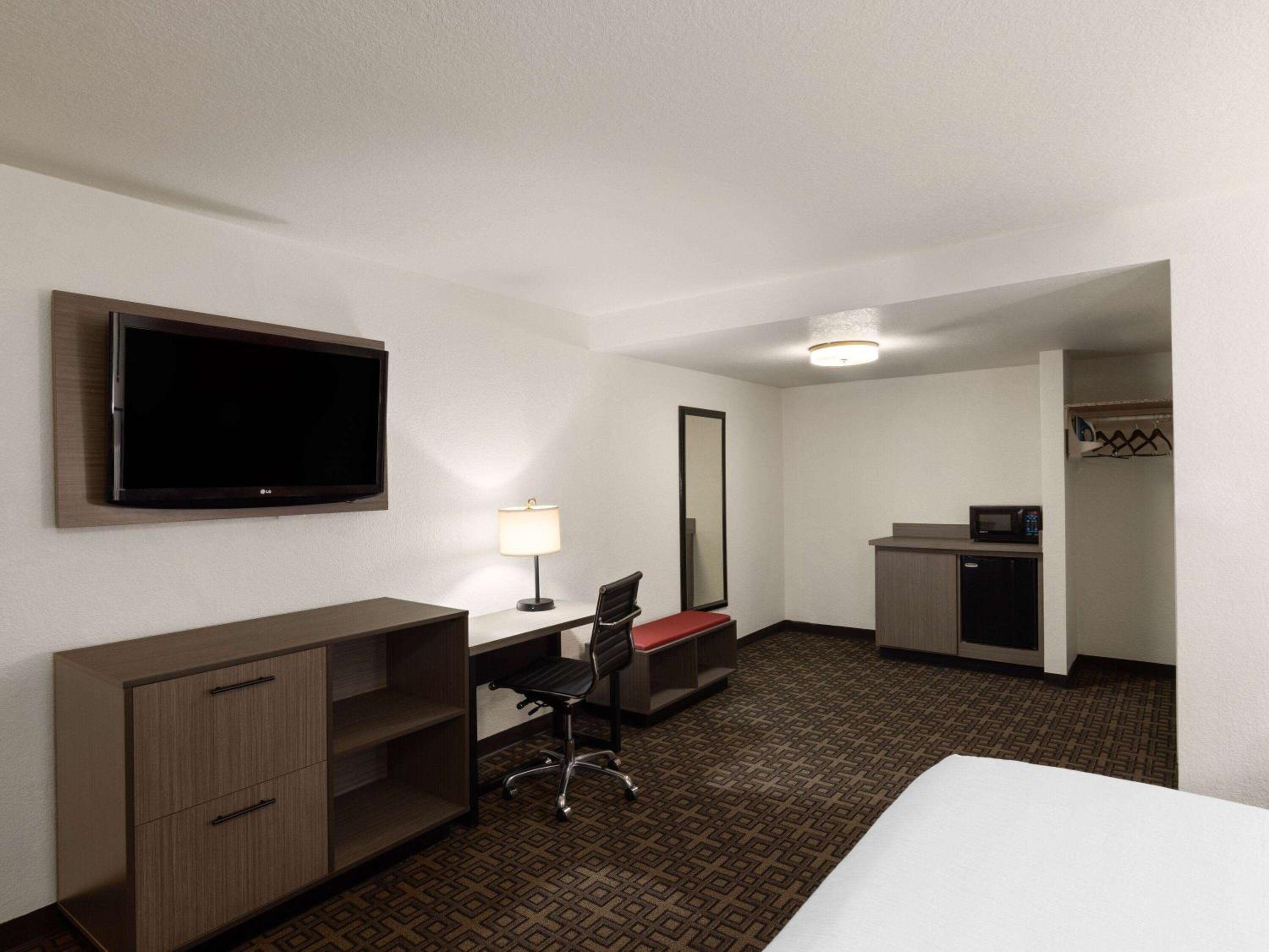 Executive King Room with One King Bed and Interior Atrium - Non-Smoking photo 3
