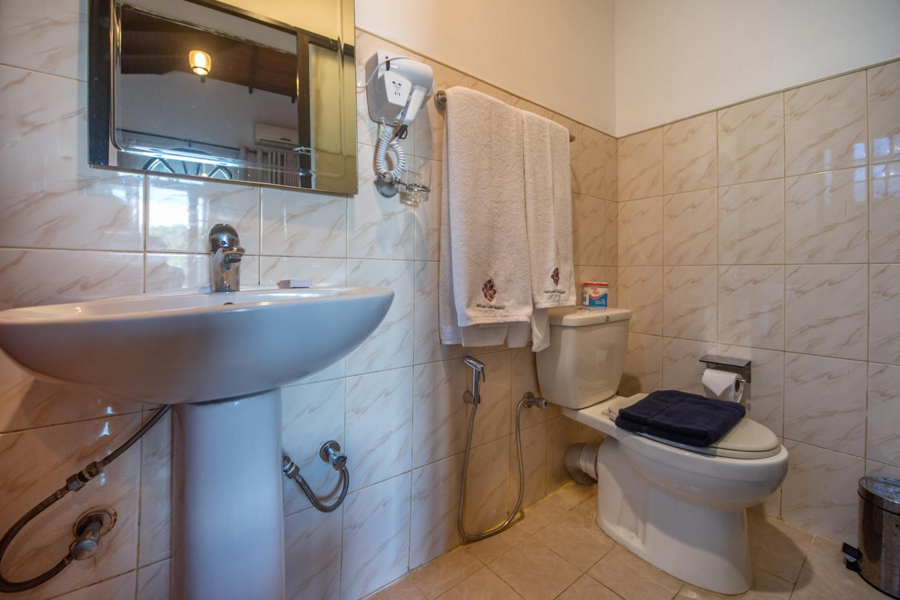 Twin Room with Lake View - Photo 5