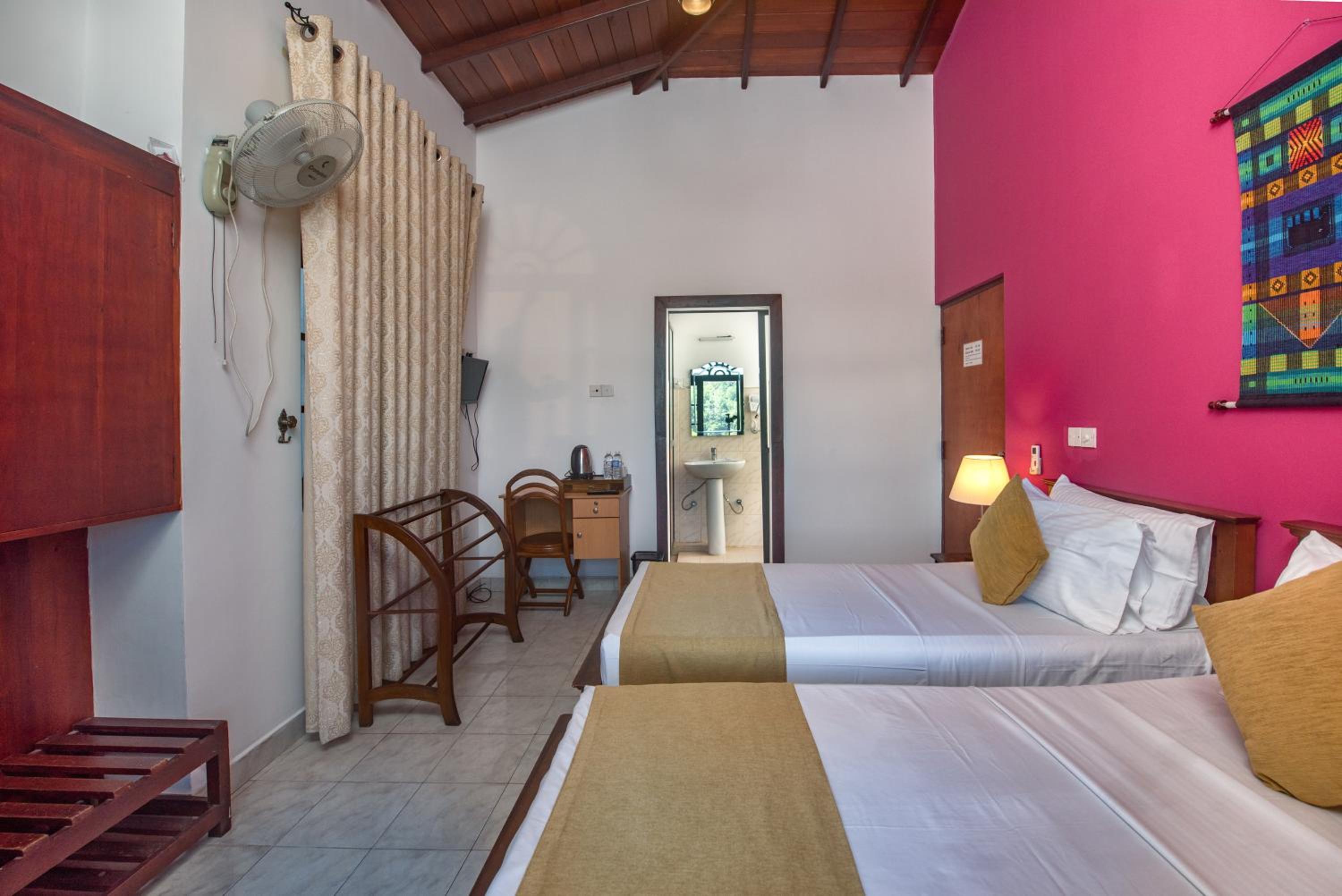 Twin Room with Lake View - Photo 7