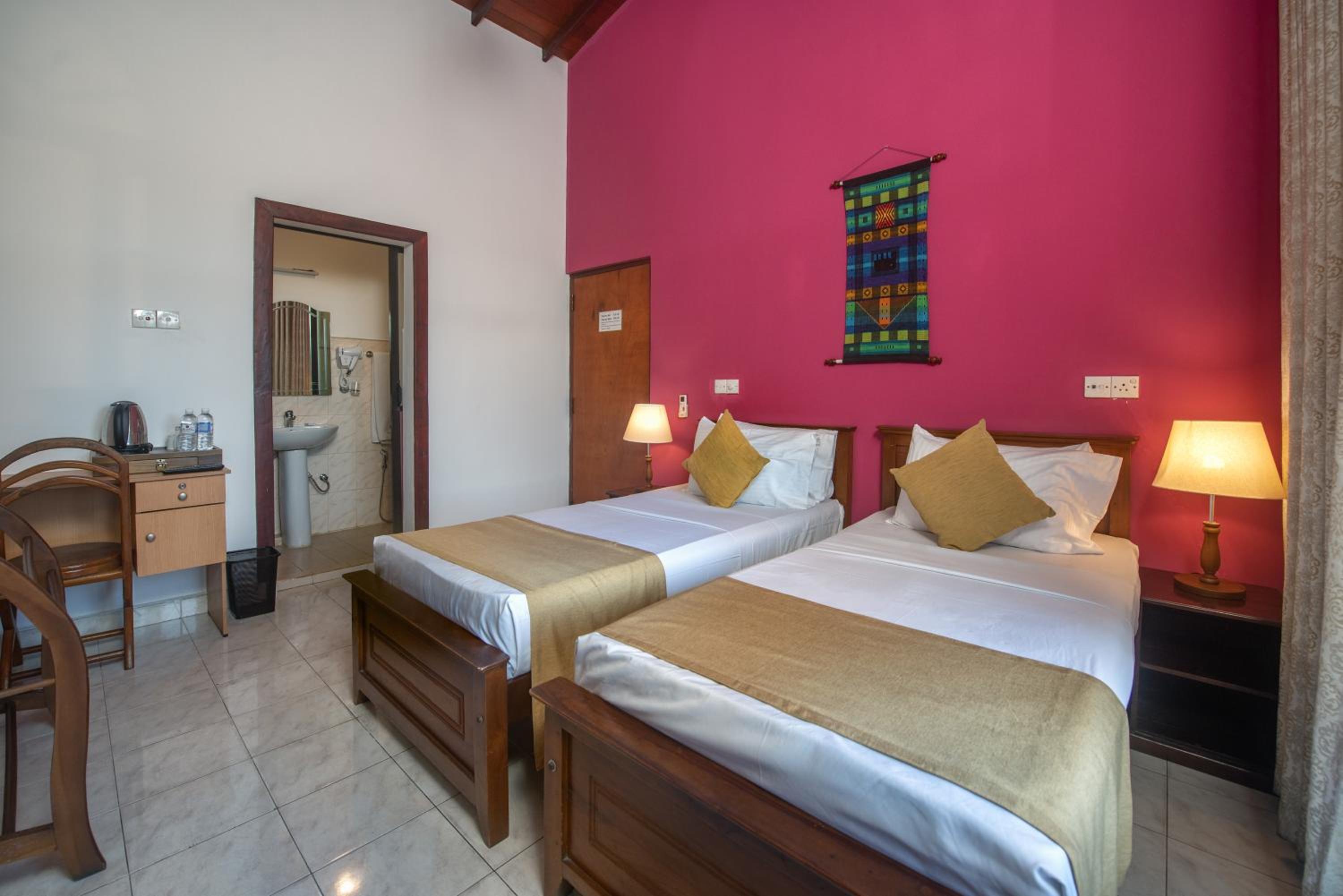 Twin Room with Lake View - Photo 8