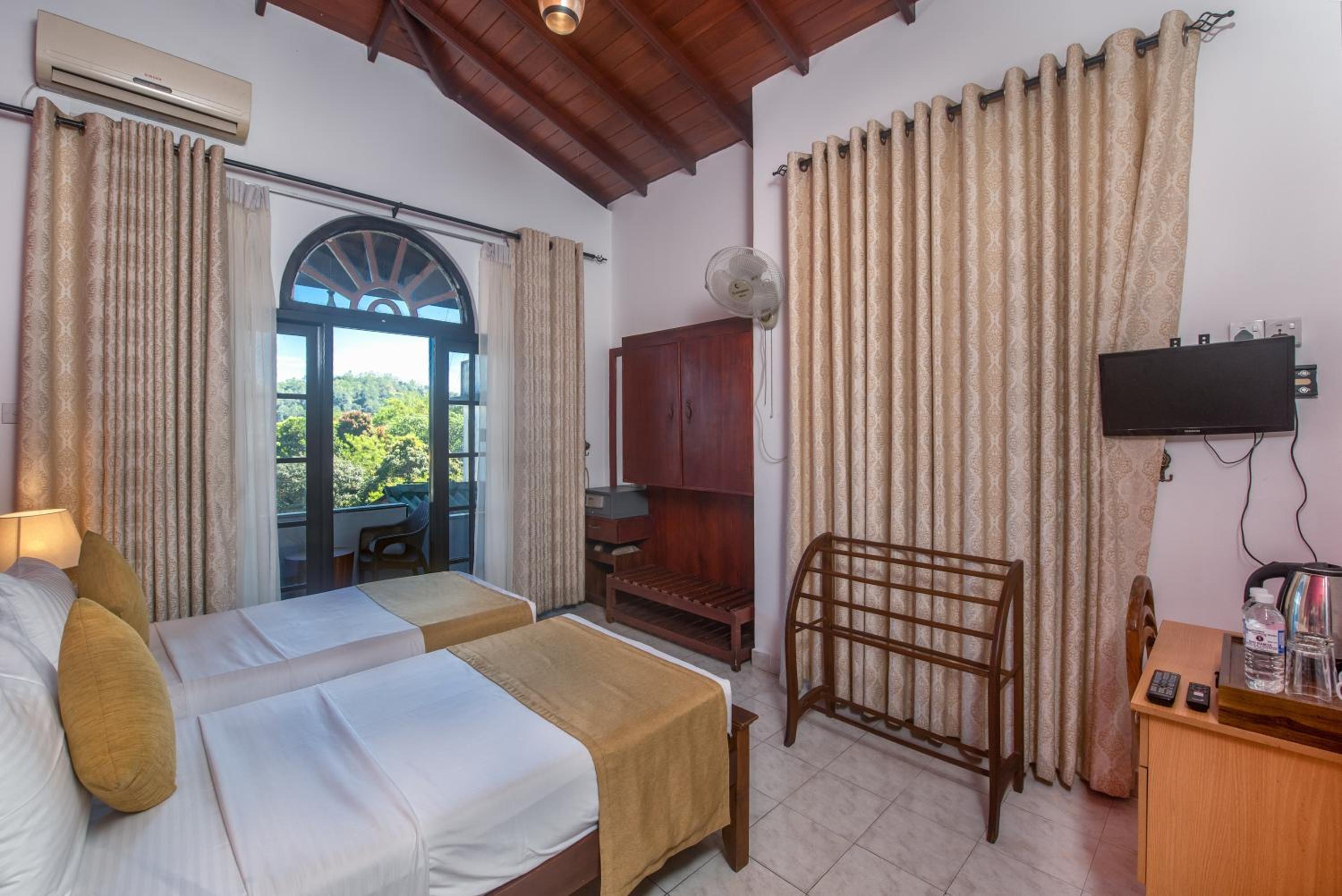 Twin Room with Lake View - Photo 1