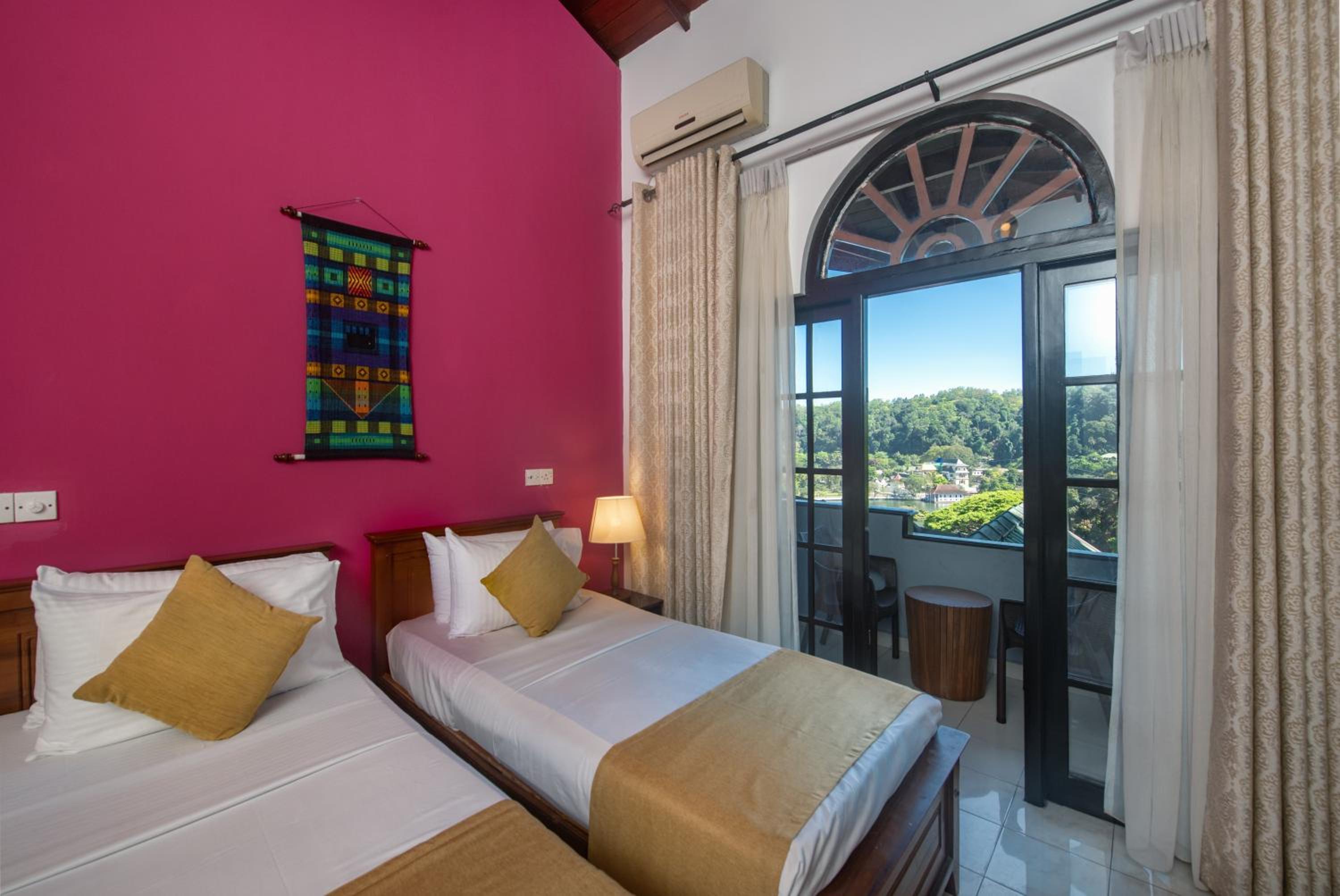 Twin Room with Lake View - Photo 3