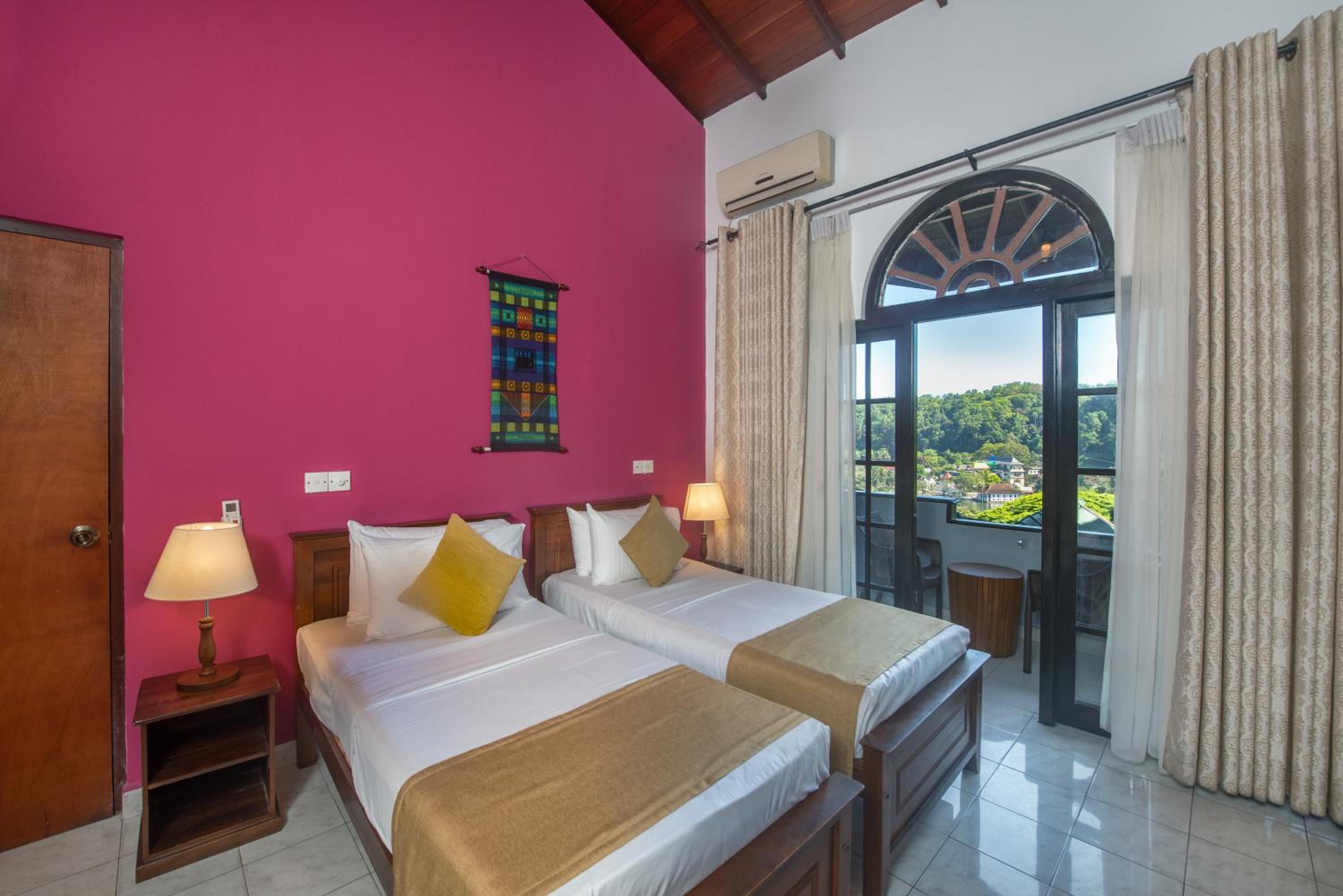 Twin Room with Lake View - Photo 4
