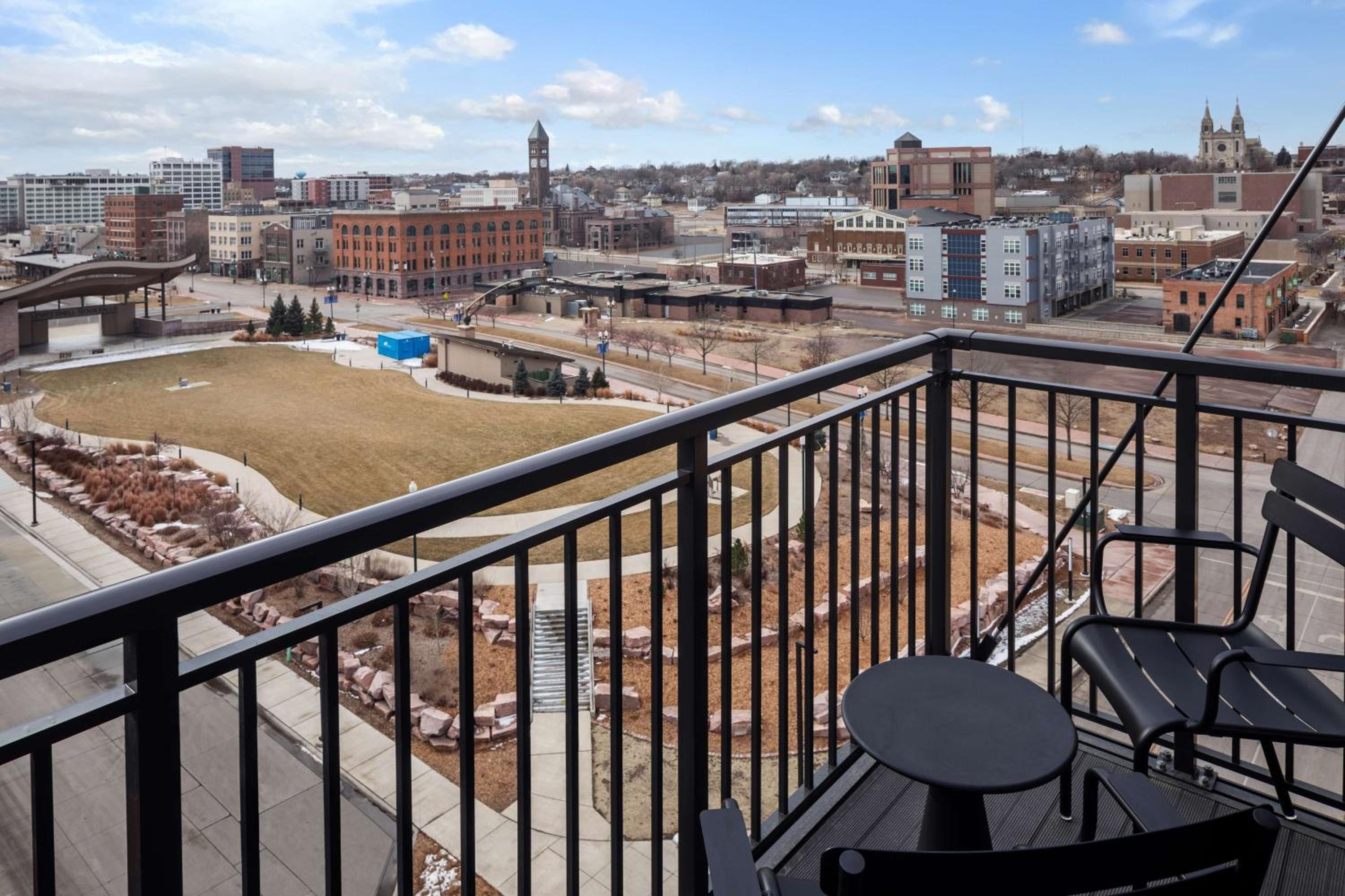 Corner King Room with Balcony and City View - Photo 4
