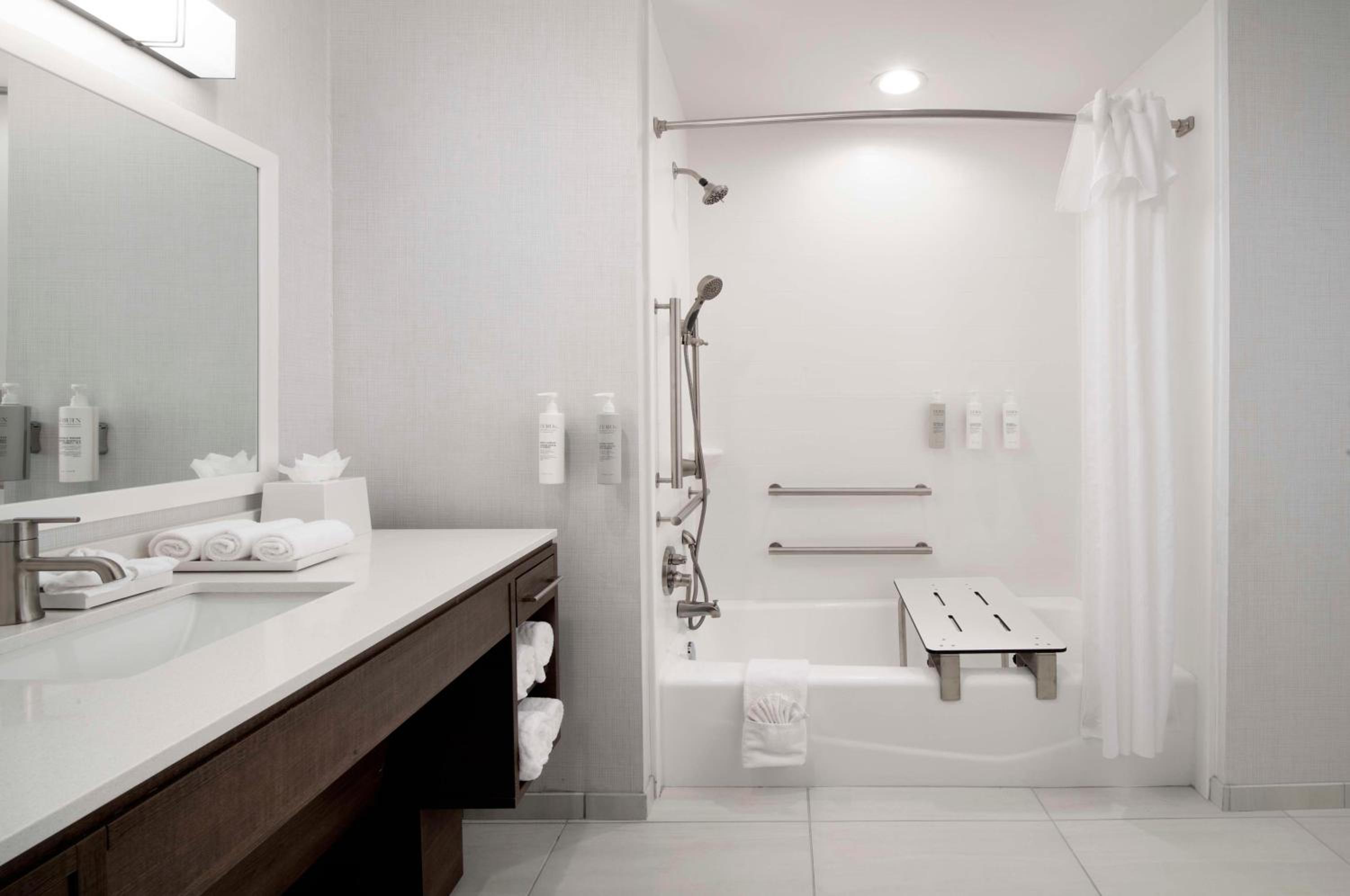 King Suite with Bath Tub - Hearing Accessible - Photo 7