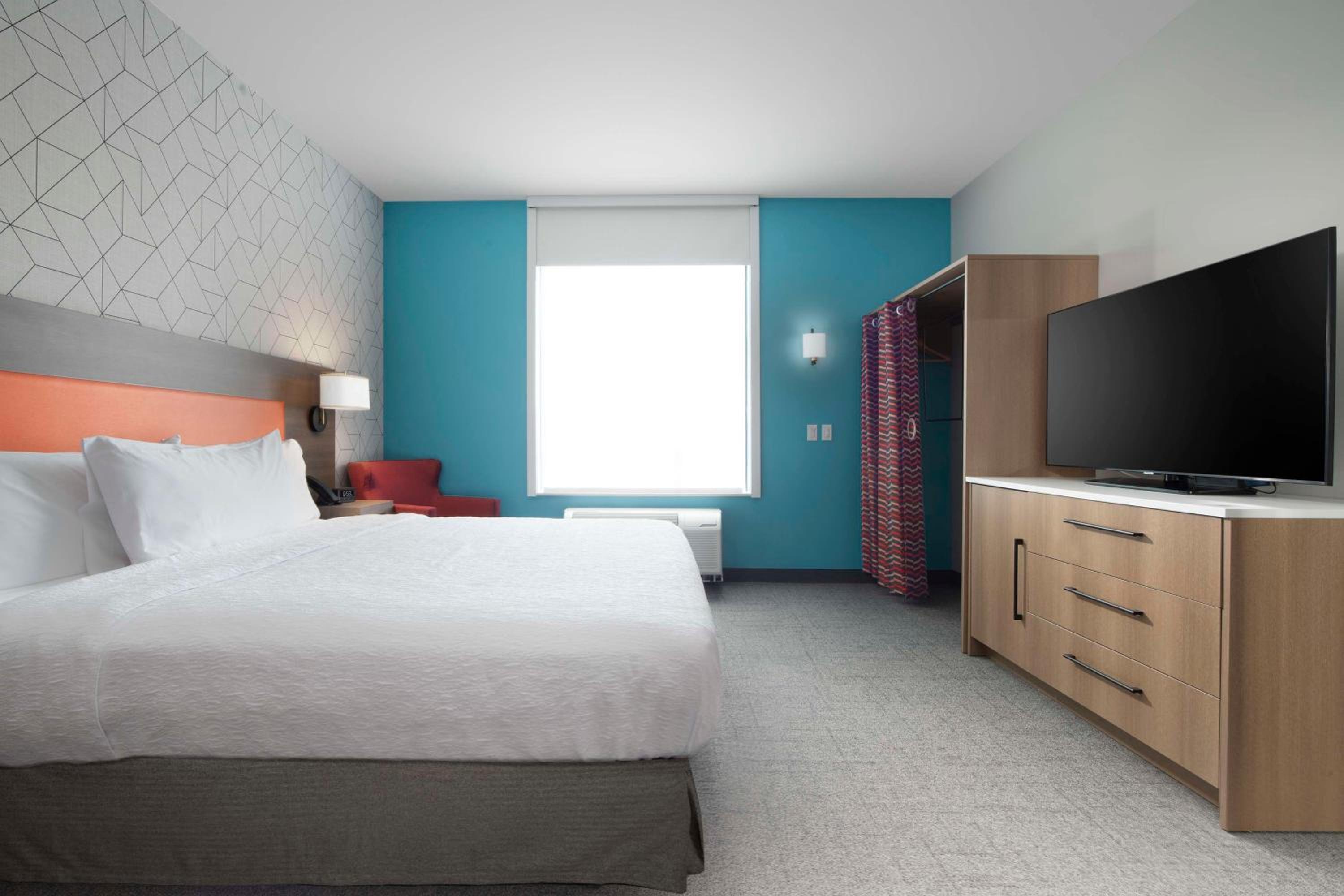 King Suite with Bath Tub - Hearing Accessible - Photo 3