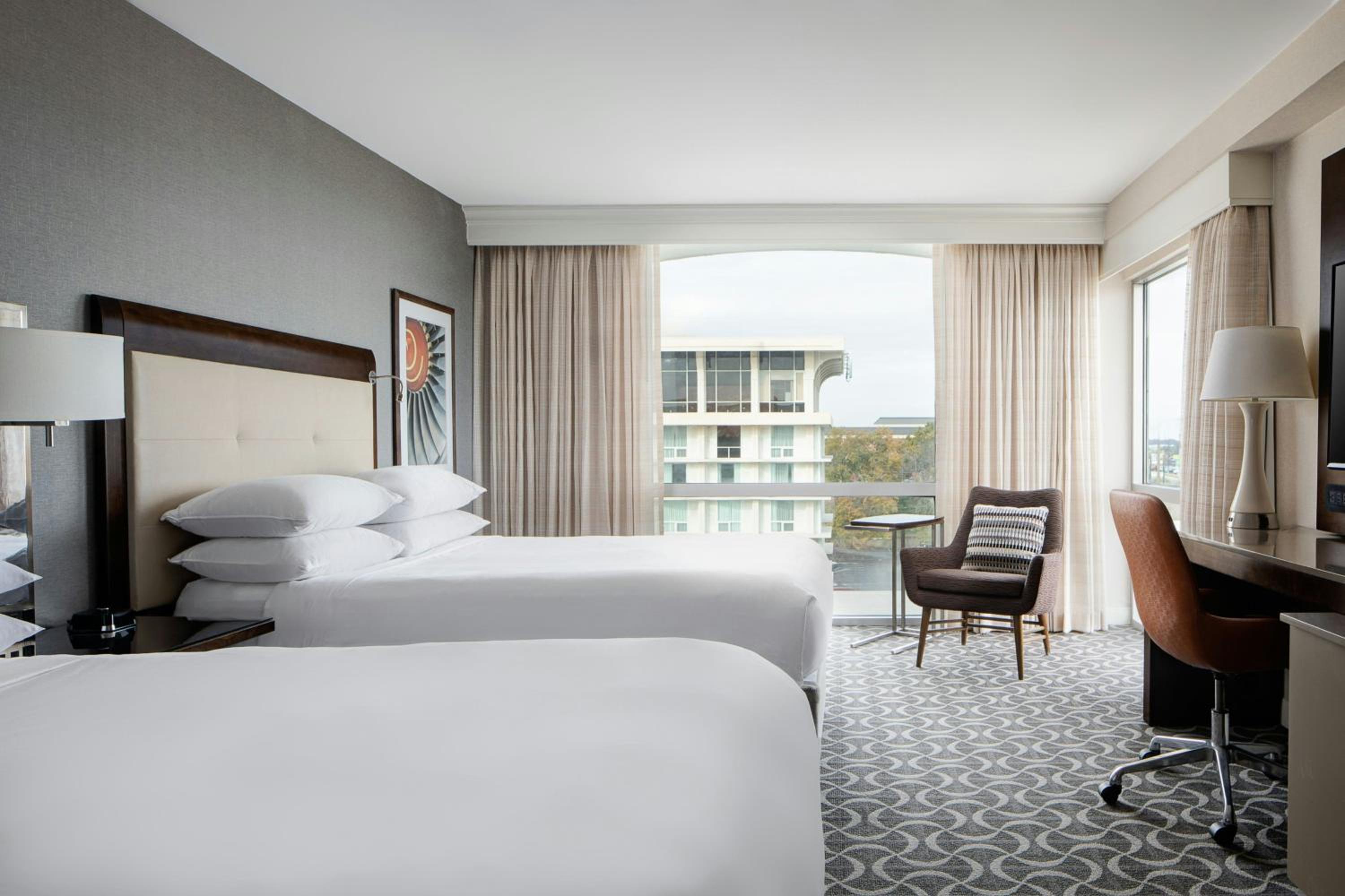 Executive King Room - East Tower/Hearing Accessible - Photo 2